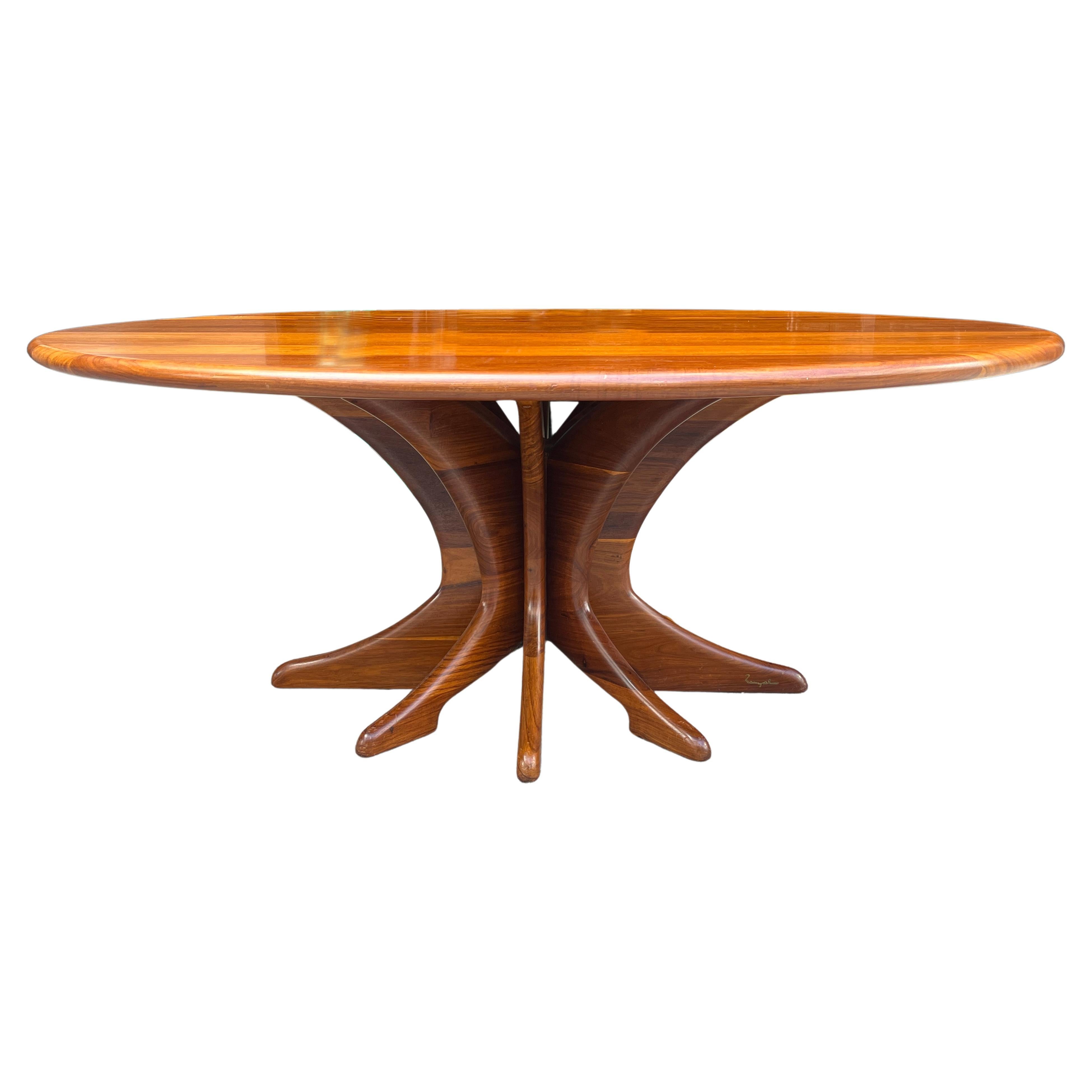 Espectacular y única mesa de comedor con tablero ovalado sobre una base de pedestal de 8 brazos. . Construcción de madera maciza. Pieza única.
Tiene capacidad para 8 sillas cómodamente. La parte superior se puede quitar fácilmente para facilitar el