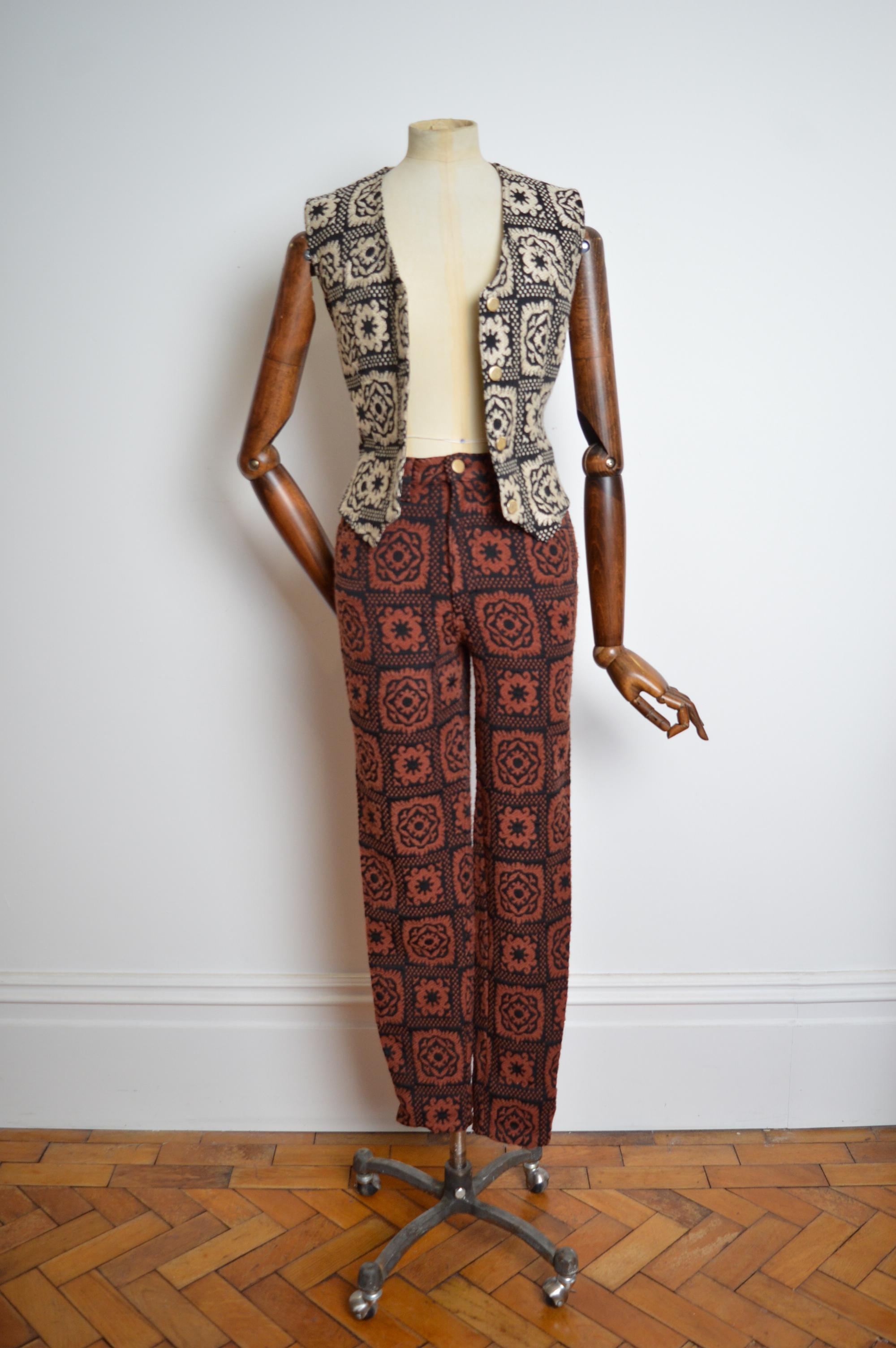 Incredibile set di Moschino con gilet e pantaloni a vita alta in tessuto e arabescato In condizioni discrete in vendita a Sheffield, GB