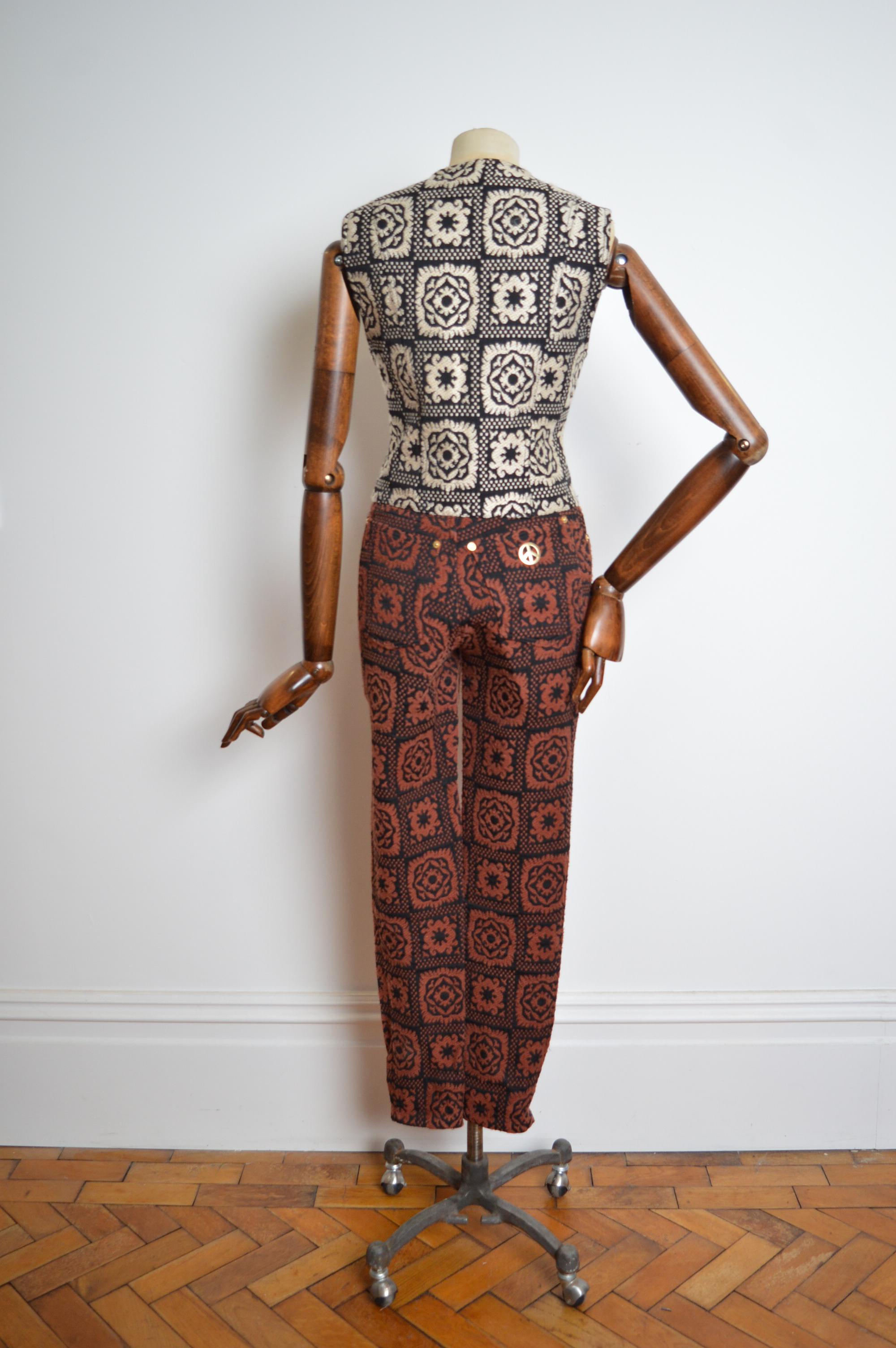 Incredibile set di Moschino con gilet e pantaloni a vita alta in tessuto e arabescato in vendita 2