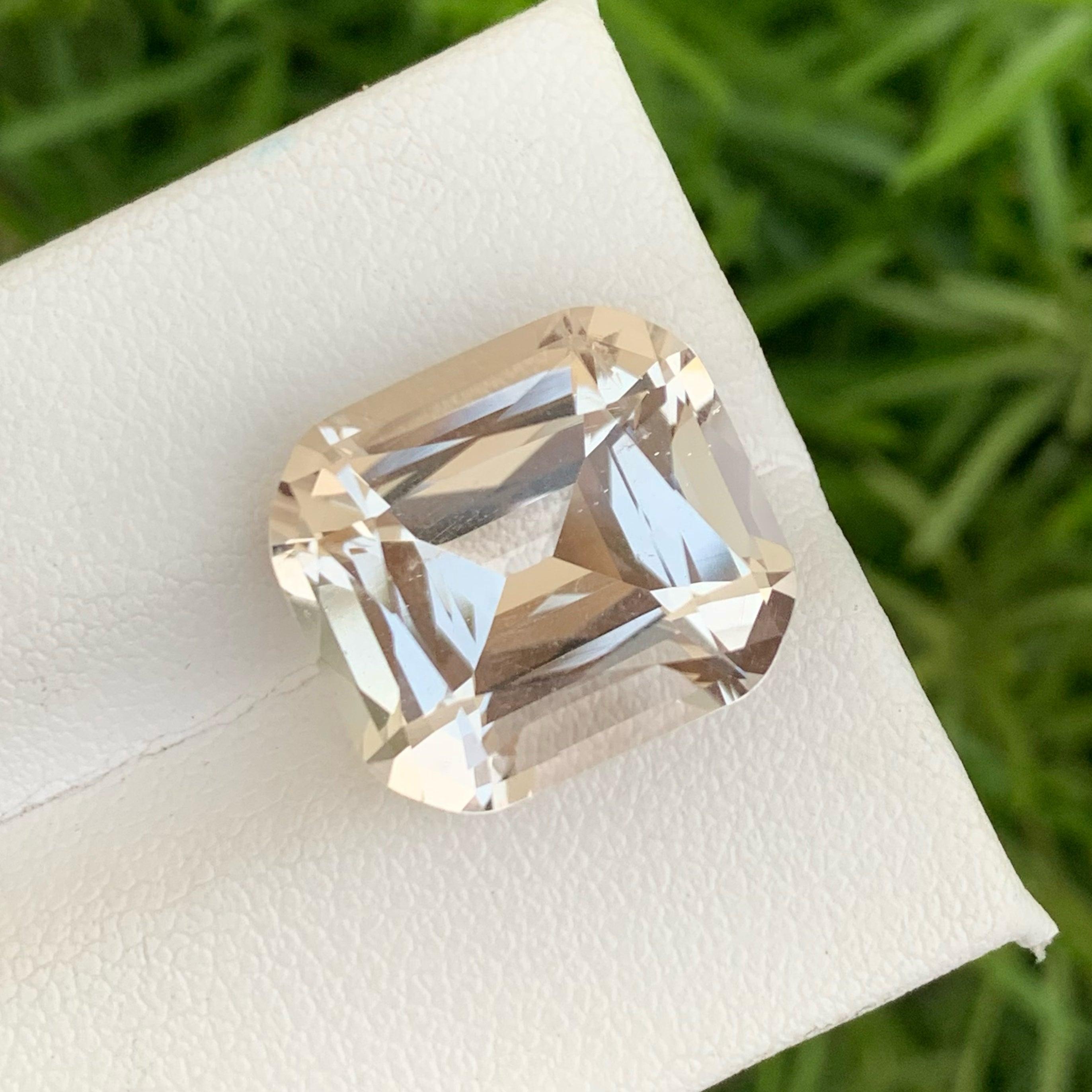 Moderne Incroyable topaze naturelle non sertie de 13,30 carats, pierre précieuse pour bijoux fins à facettes  en vente