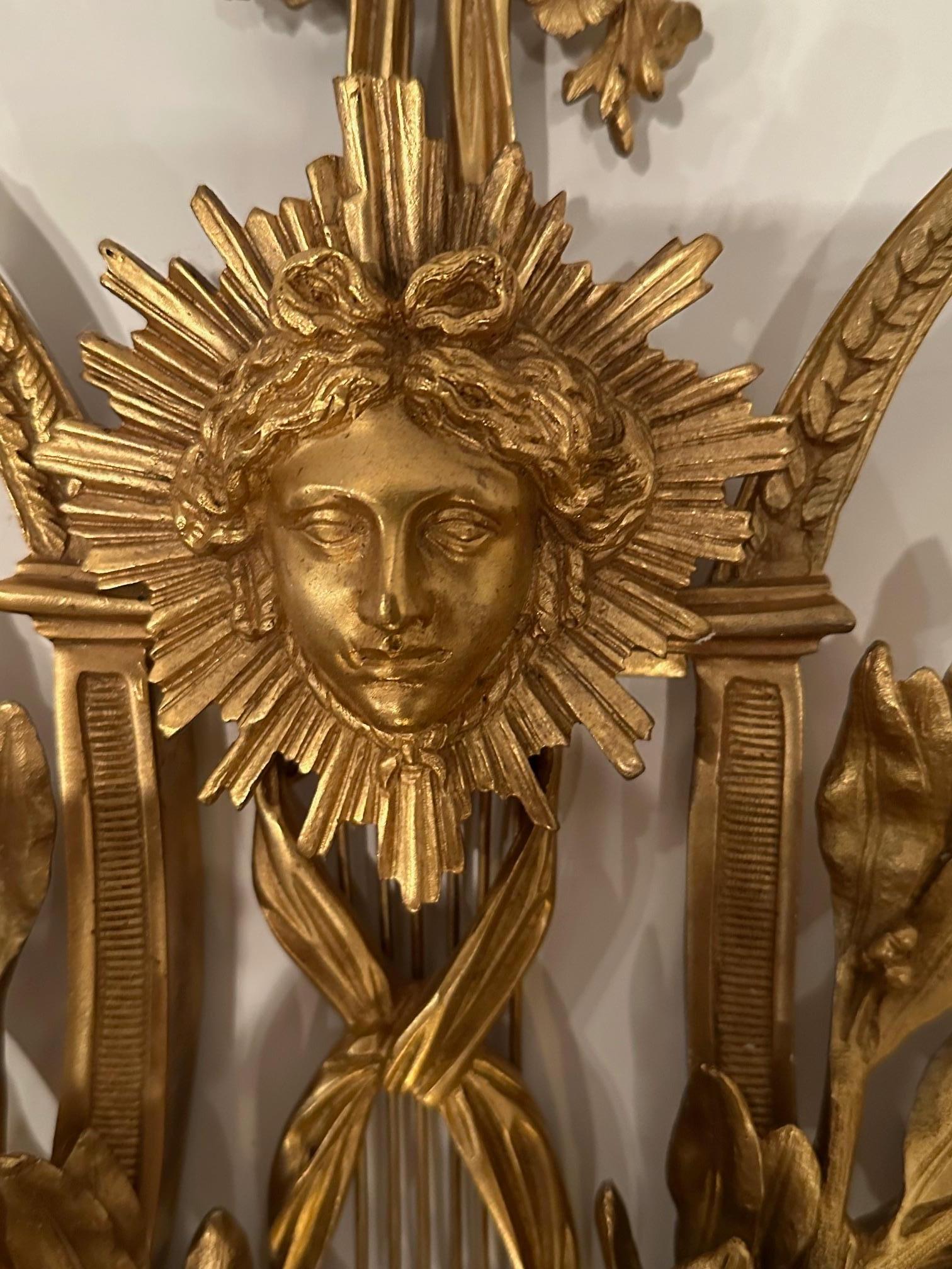 Incroyable paire d'appliques françaises monumentales ornées en bronze doré de style Belle Époque en vente 3