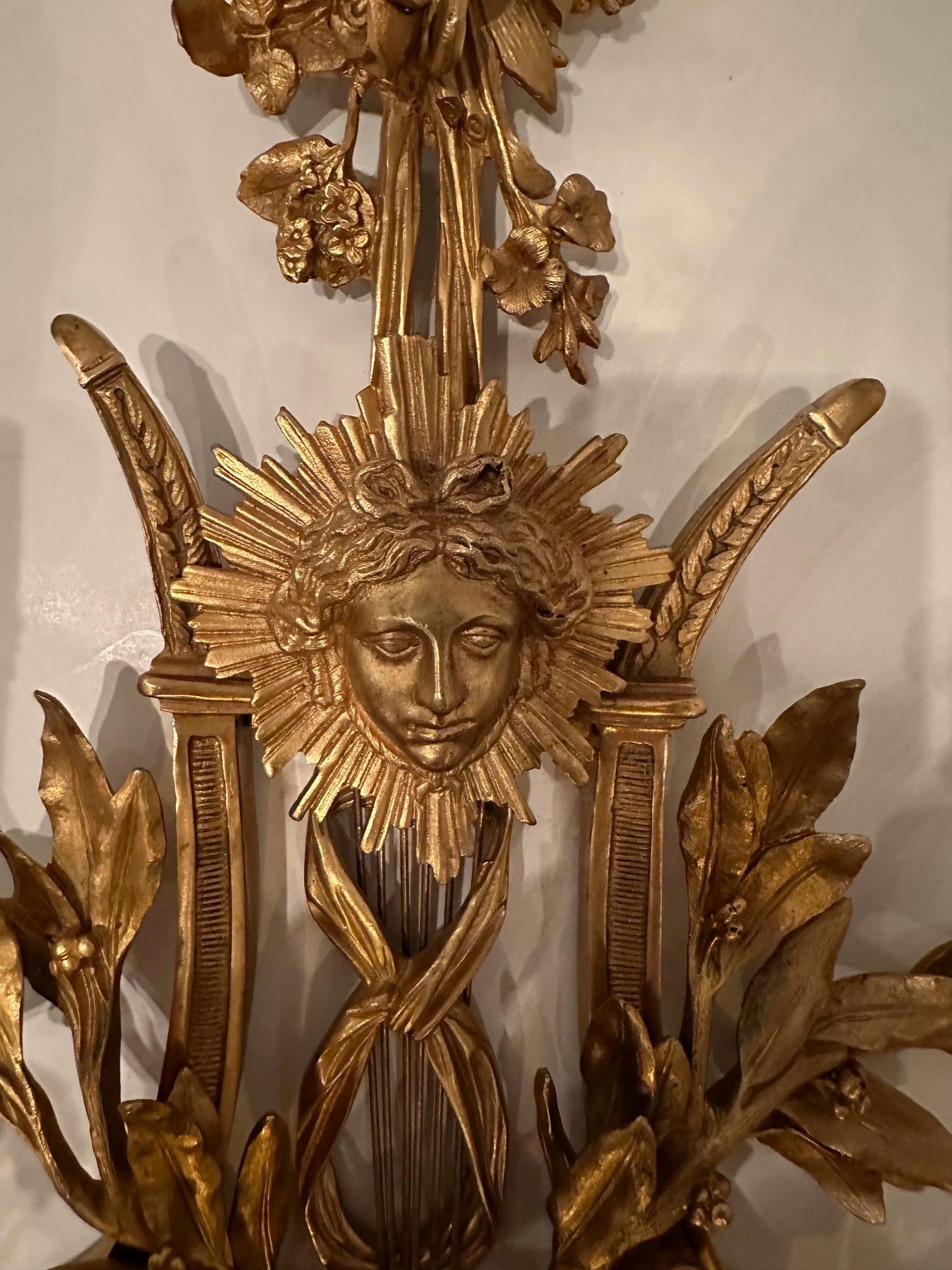 Incroyable paire d'appliques françaises monumentales ornées en bronze doré de style Belle Époque en vente 4