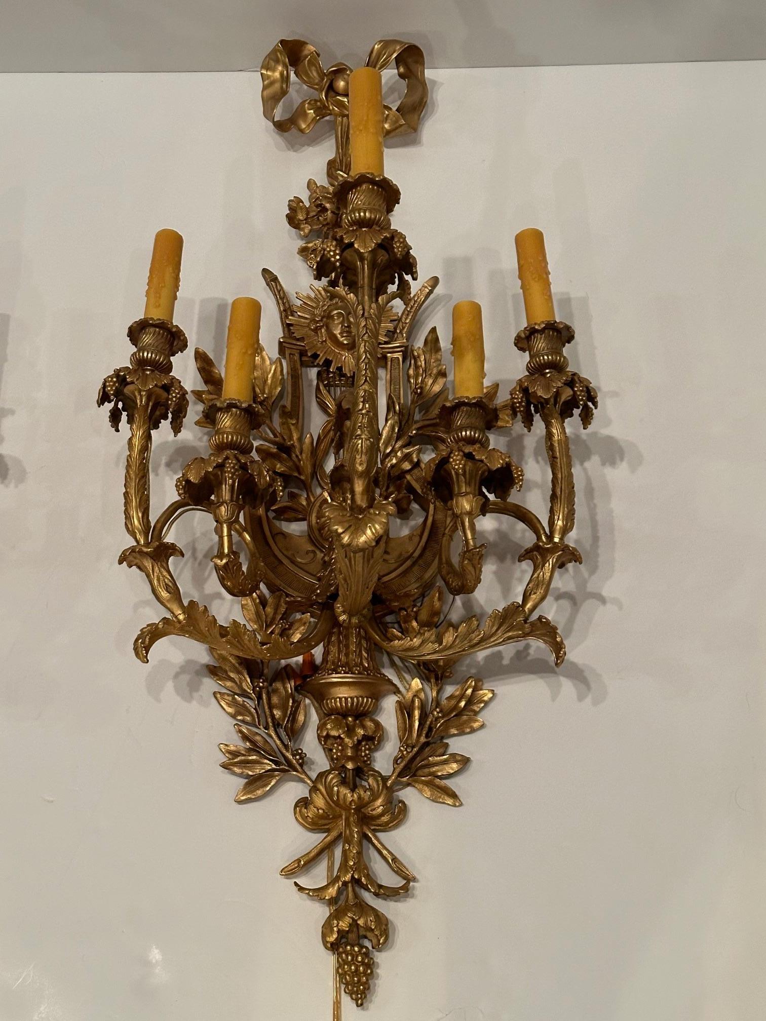 Incroyable paire d'appliques françaises monumentales ornées en bronze doré de style Belle Époque en vente 6