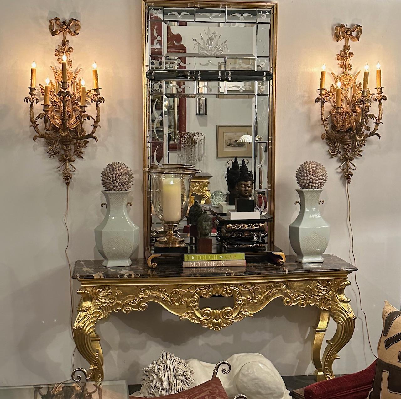 Incroyable paire d'appliques françaises monumentales ornées en bronze doré de style Belle Époque en vente 7