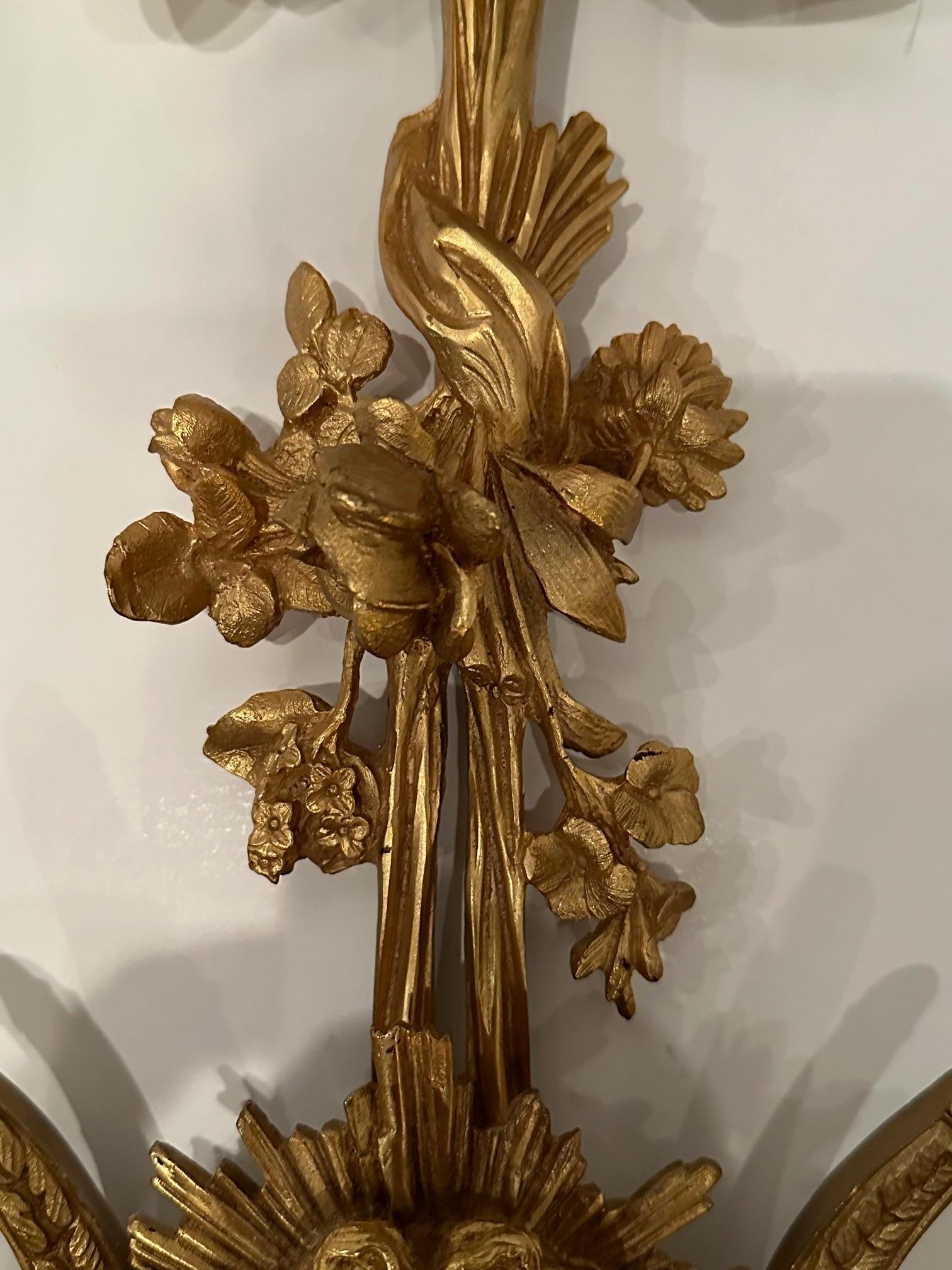Français Incroyable paire d'appliques françaises monumentales ornées en bronze doré de style Belle Époque en vente