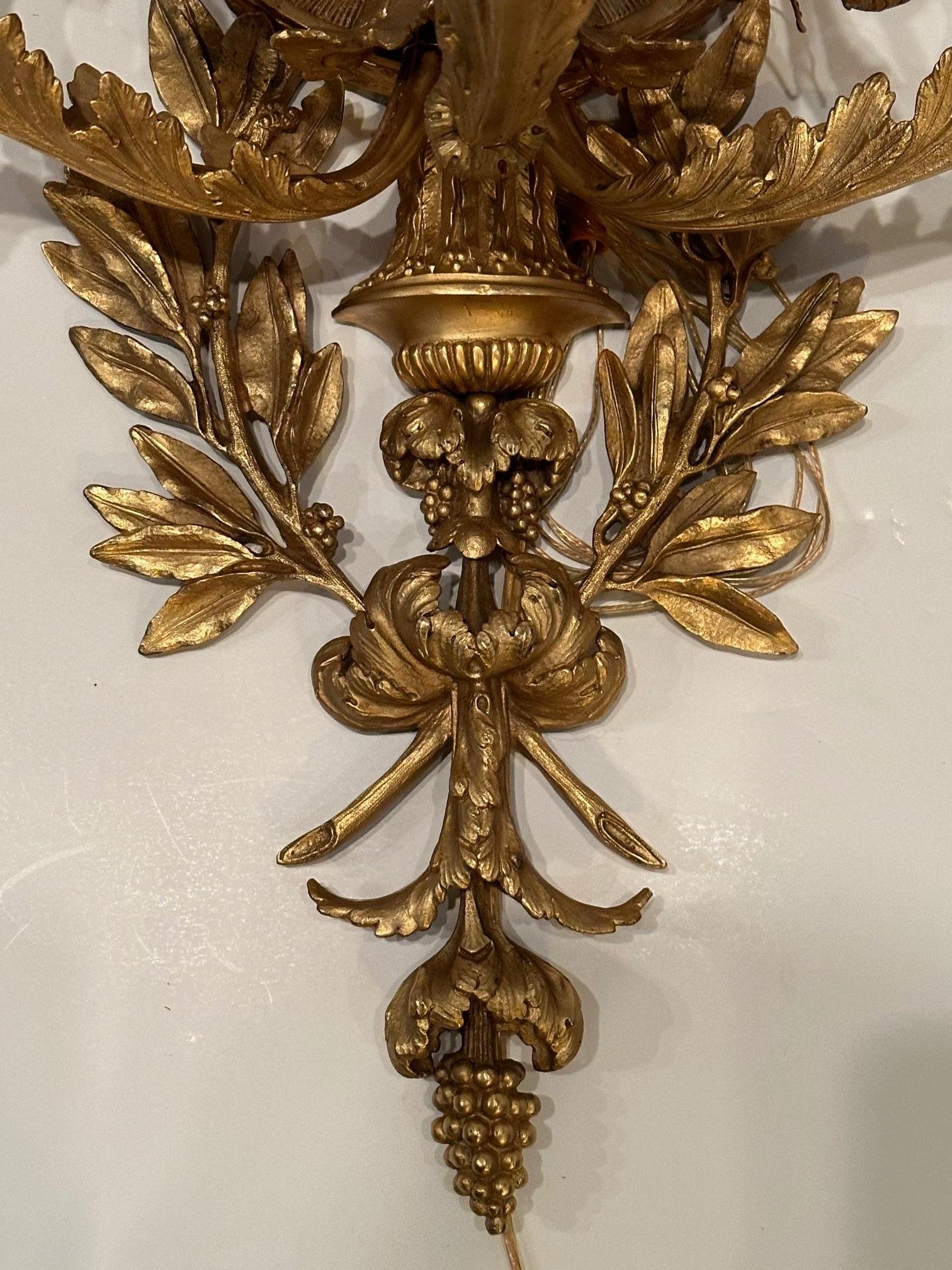 Doré Incroyable paire d'appliques françaises monumentales ornées en bronze doré de style Belle Époque en vente