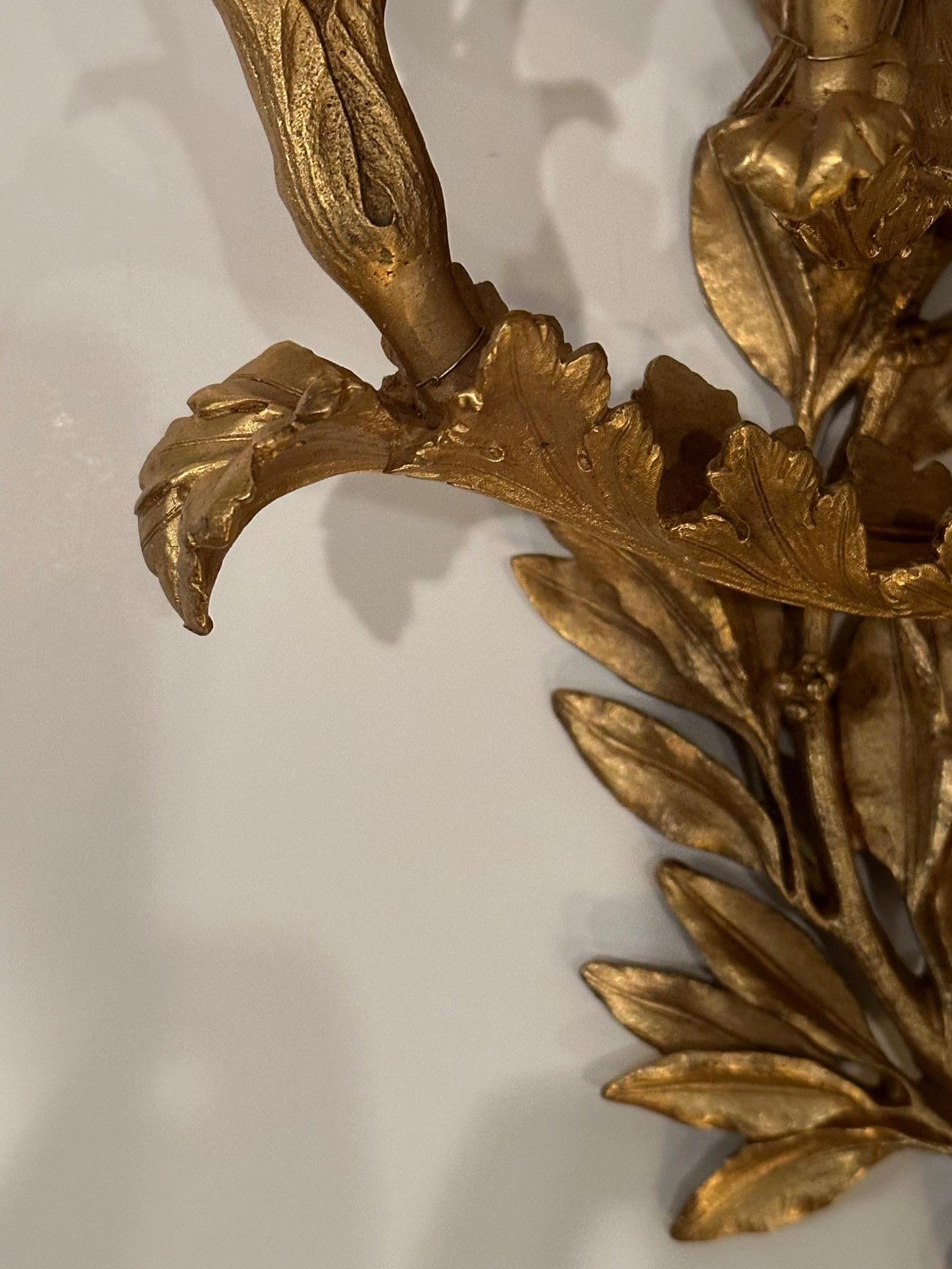 Milieu du XXe siècle Incroyable paire d'appliques françaises monumentales ornées en bronze doré de style Belle Époque en vente