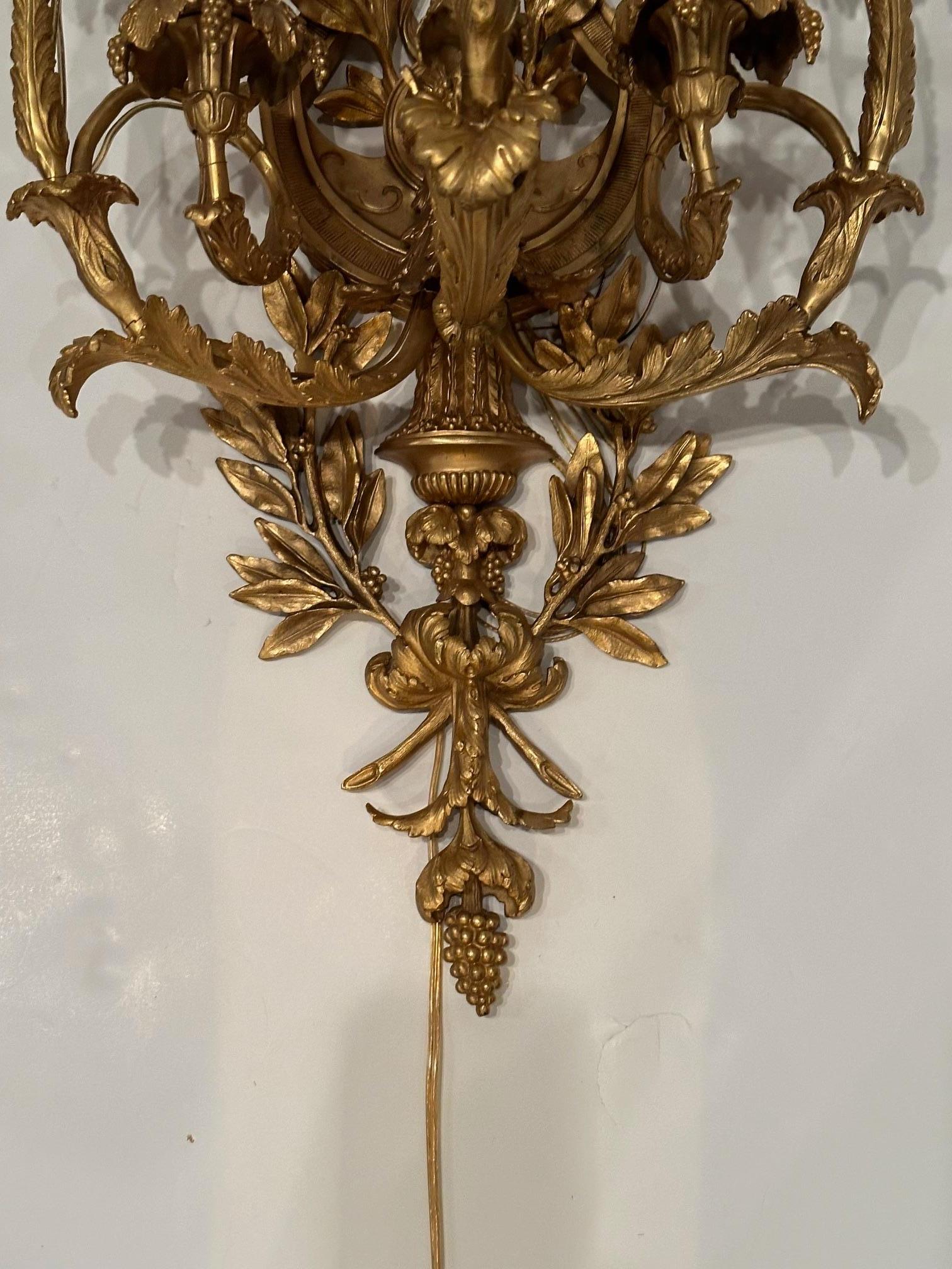 Bronze Incroyable paire d'appliques françaises monumentales ornées en bronze doré de style Belle Époque en vente