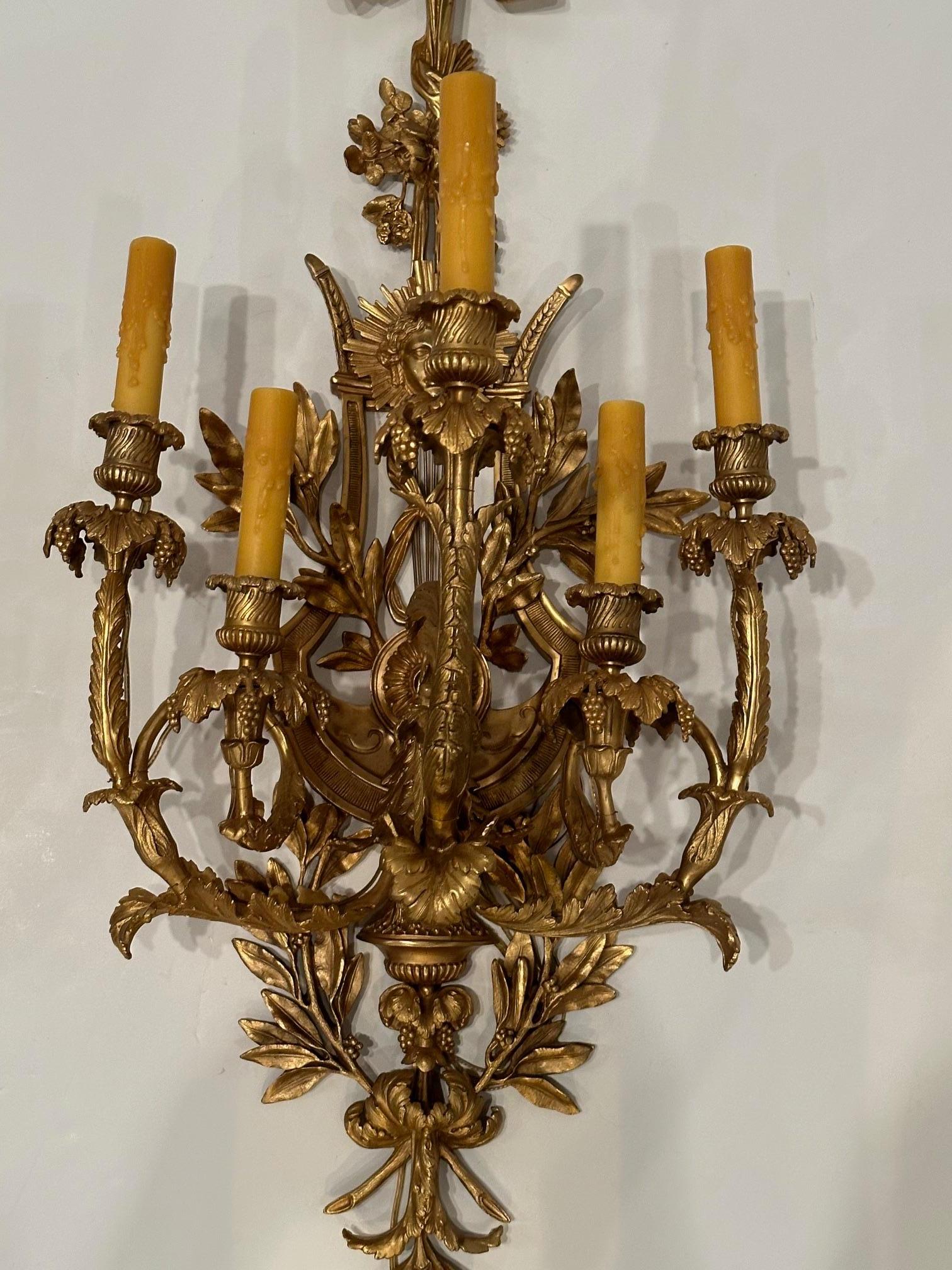 Incroyable paire d'appliques françaises monumentales ornées en bronze doré de style Belle Époque en vente 2