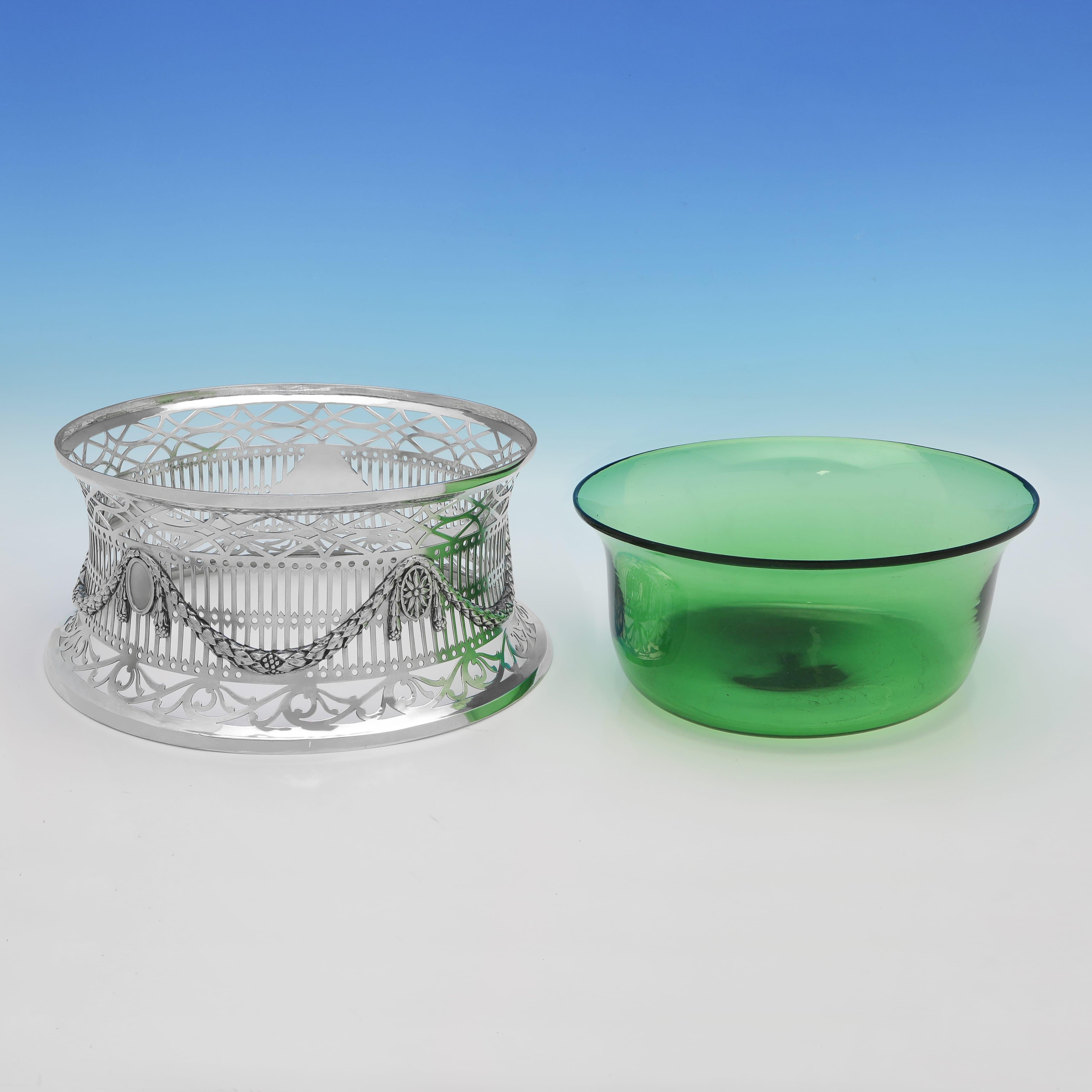 Matriculado en Londres en 1913 por Elkington & Co., este increíble anillo antiguo de plata de ley Jorge V es mucho más grande de lo habitual y tiene el forro original de cristal verde. El plato mide 15 cm de alto por 33 cm de diámetro y pesa 45,05