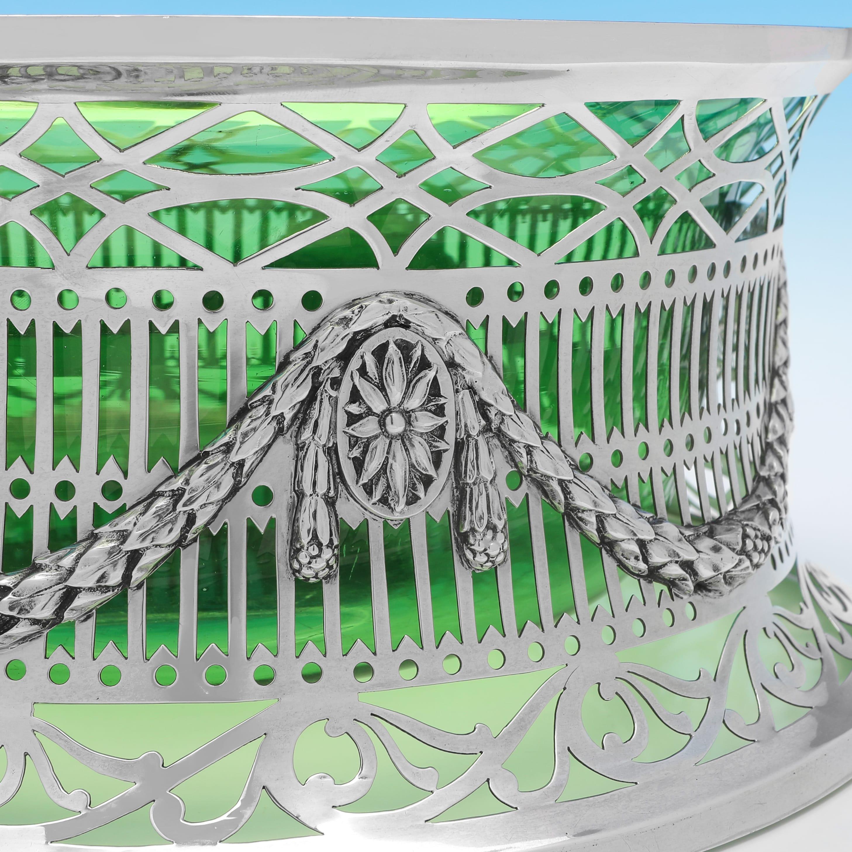 Increíble anillo antiguo de plata de ley sobredimensionado con cristal verde - 1913 Art Nouveau en venta