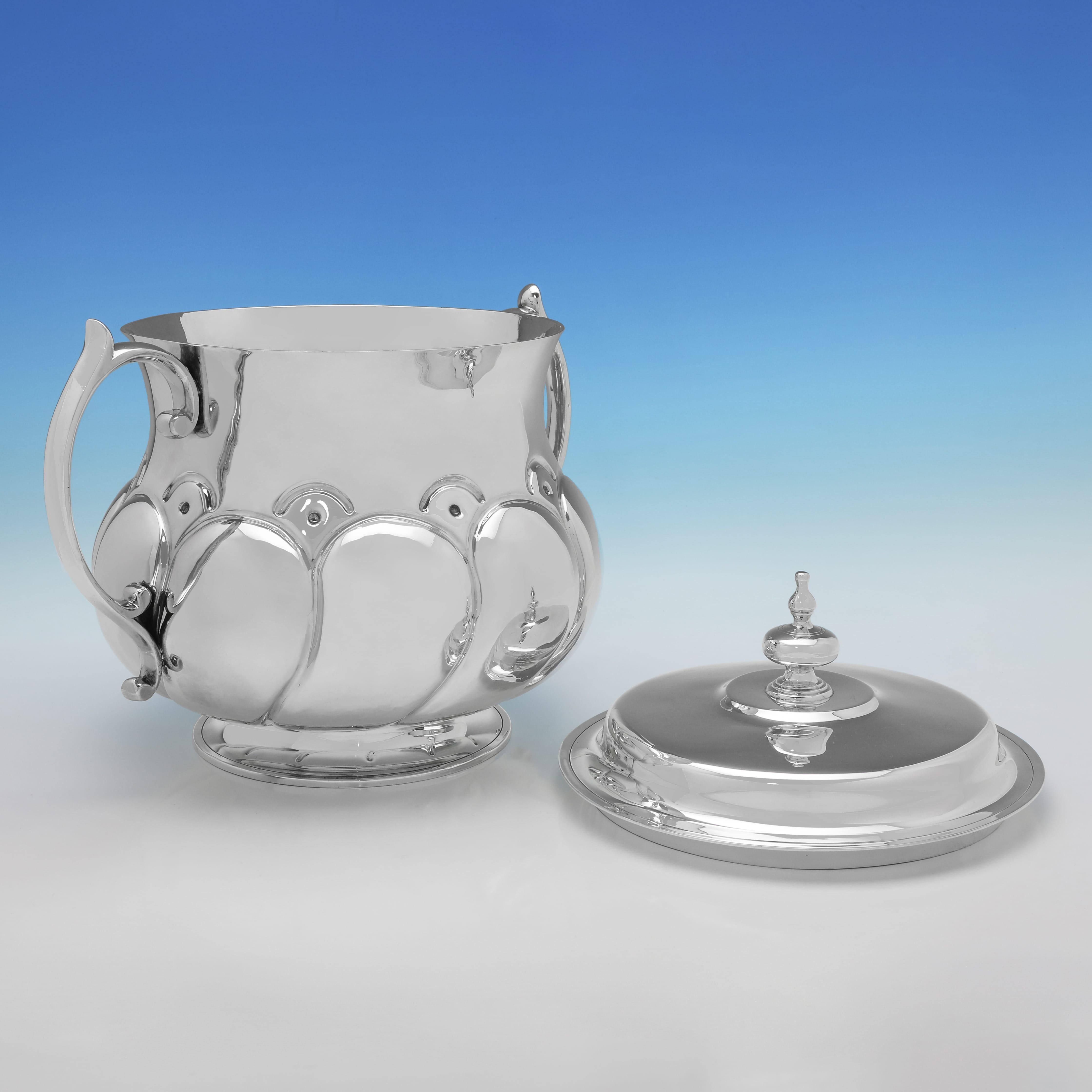Marchiato a Londra nel 1912 da William Comyns, questo fantastico porringer antico in argento sterling è di dimensioni eccezionalmente grandi e meravigliosamente lavorato a mano. 

Il porringer misura 15