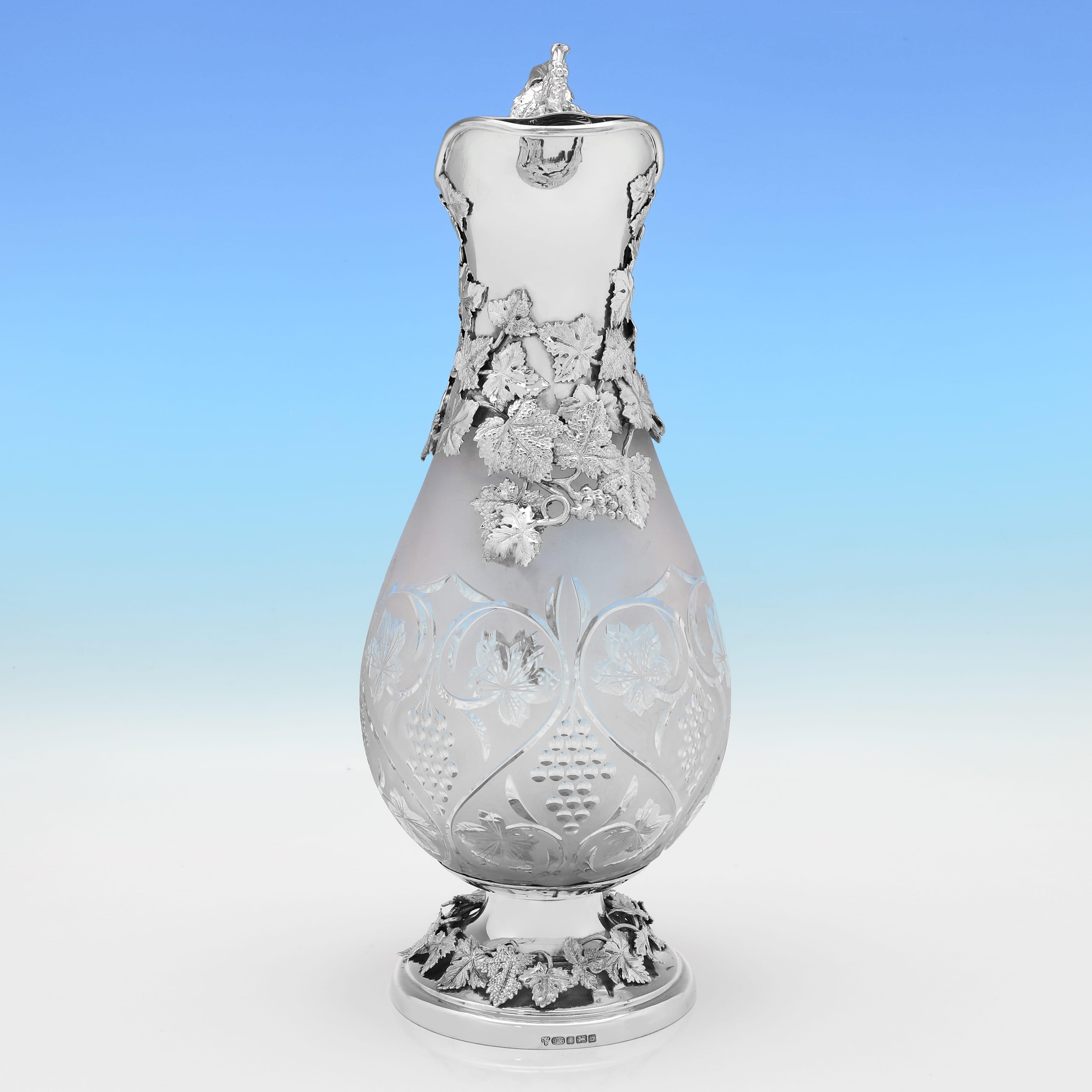 Esta gran jarra de clarete de plata de ley, marcada en Londres en 2001, fue fabricada por C.J. Vander, una de las últimas grandes empresas inglesas de orfebrería que han mantenido las técnicas artesanales tradicionales en el siglo XXI.

La forma es