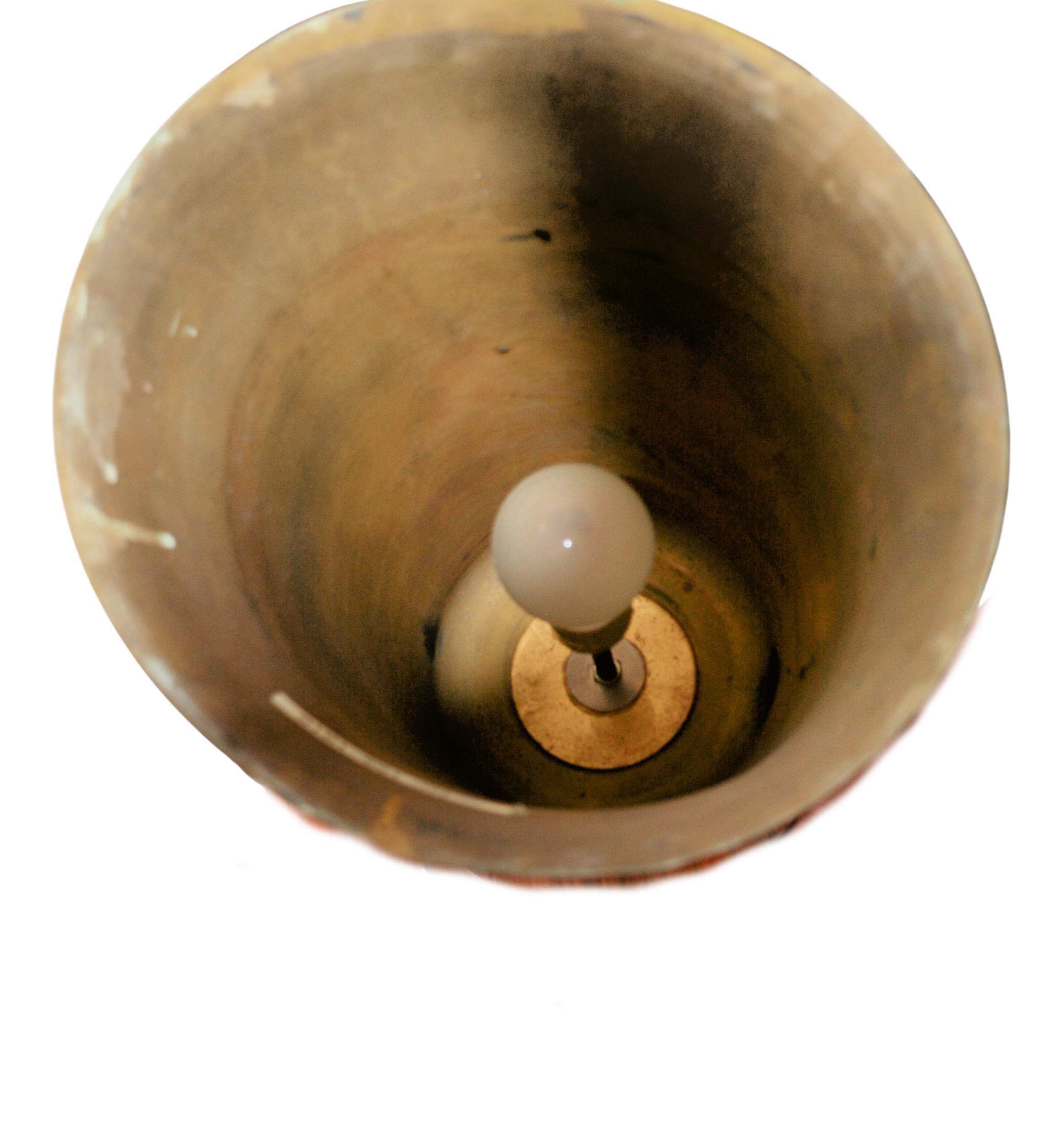 Schönes Paar Palisander Furnier Fackel Stehlampen.  Frankreich, 1930er Jahre.  
Mit Knochenakzenten und großen Messingschirmen.  
Kleiner Schaden am Sockel einer Lampe.    
Ältere Restaurierung mit leichten Gebrauchsspuren.

