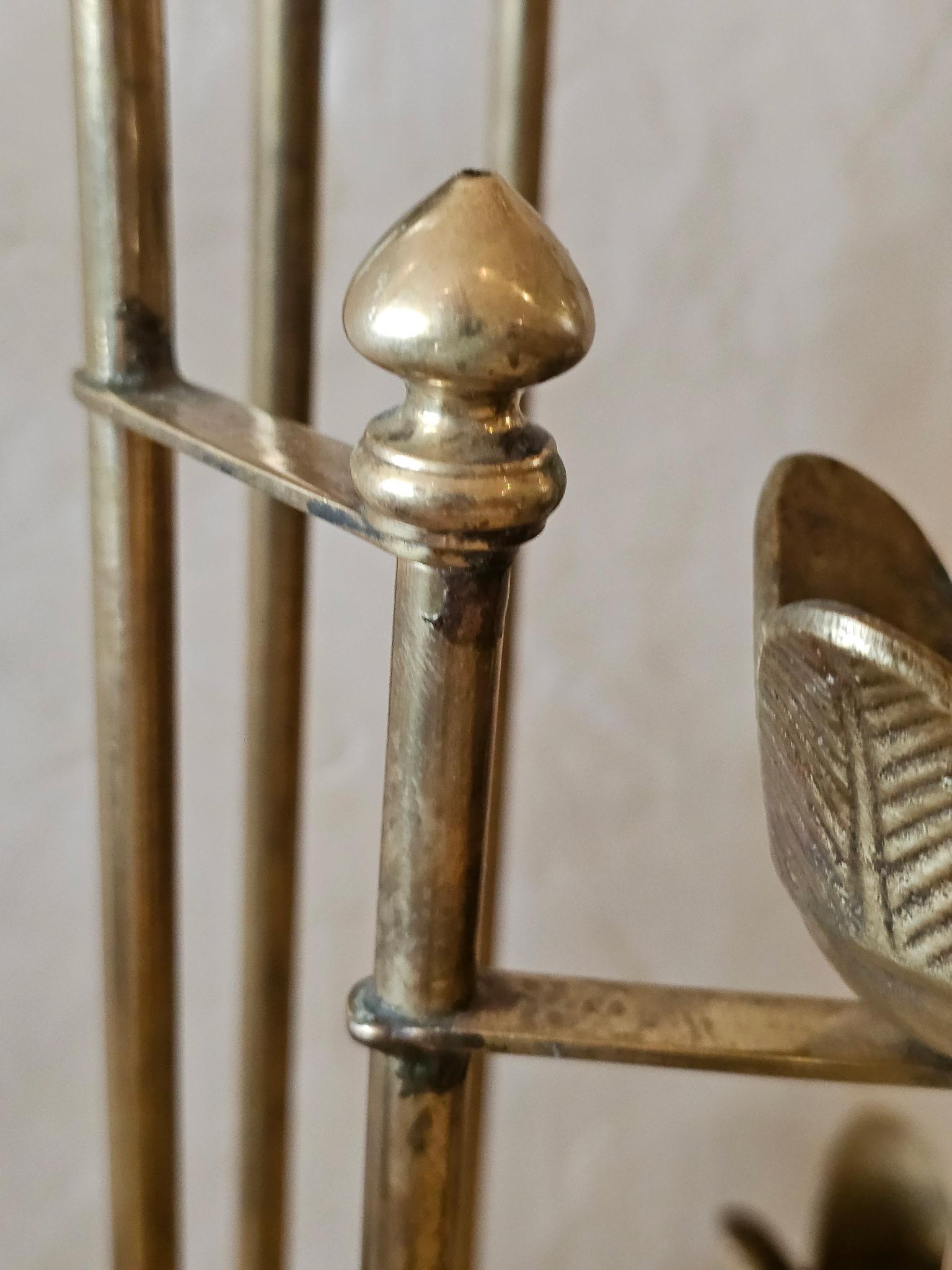 Bella coppia di candelabri alti e circolari in ottone con portacandele decorati a motivo floreale ad altezze graduate.
Verranno venduti singolarmente.