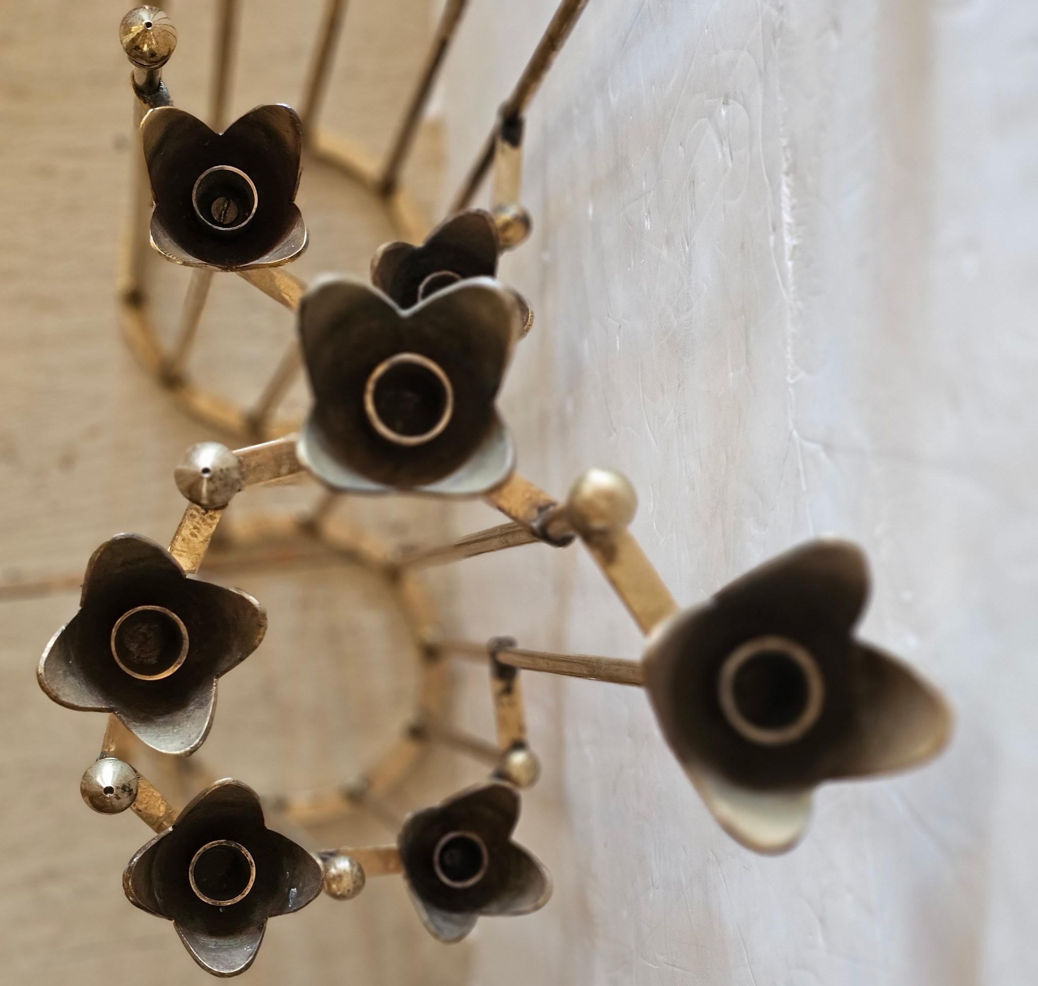 Americano Incredibile coppia di candelabri con motivo floreale in ottone in vendita