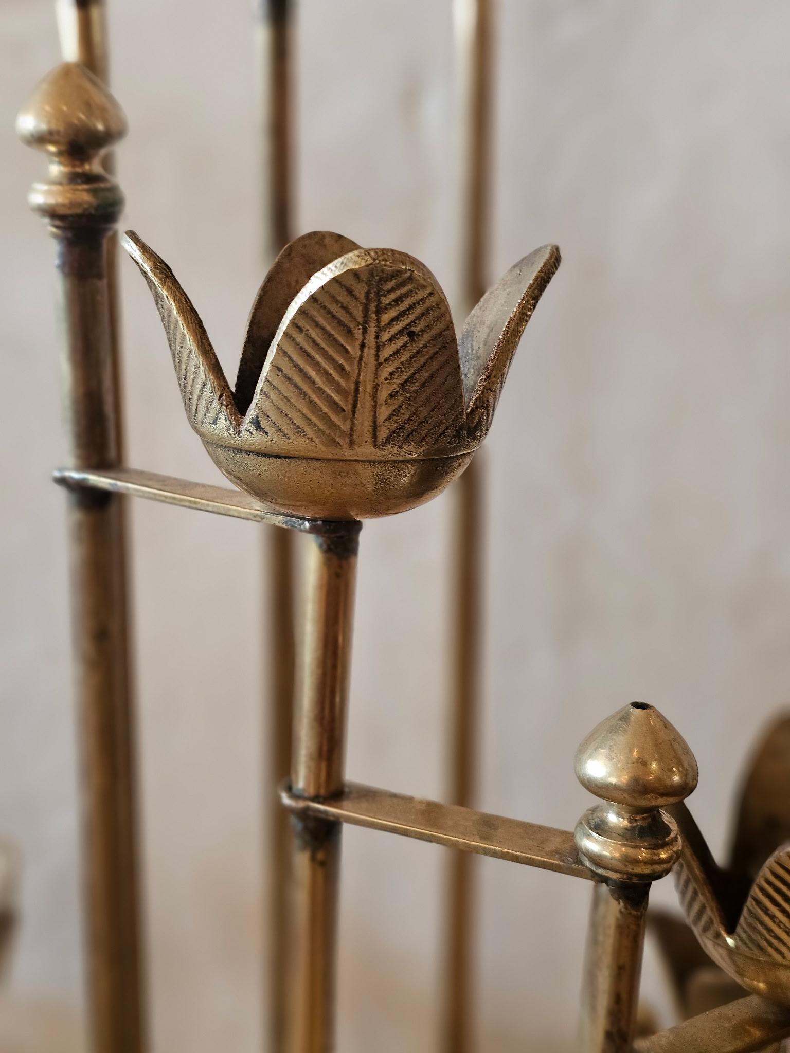 Incredibile coppia di candelabri con motivo floreale in ottone In condizioni buone in vendita a Hopewell, NJ