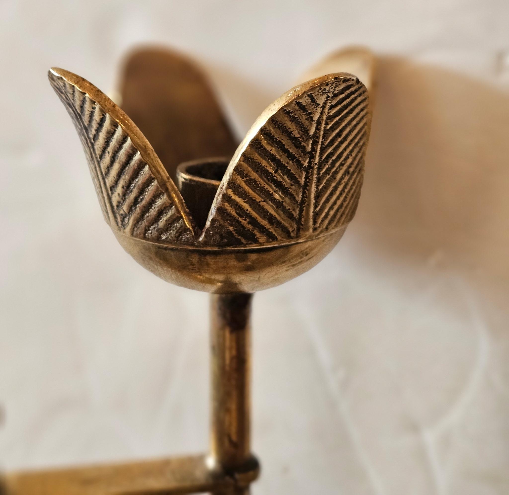 Fine XX secolo Incredibile coppia di candelabri con motivo floreale in ottone in vendita