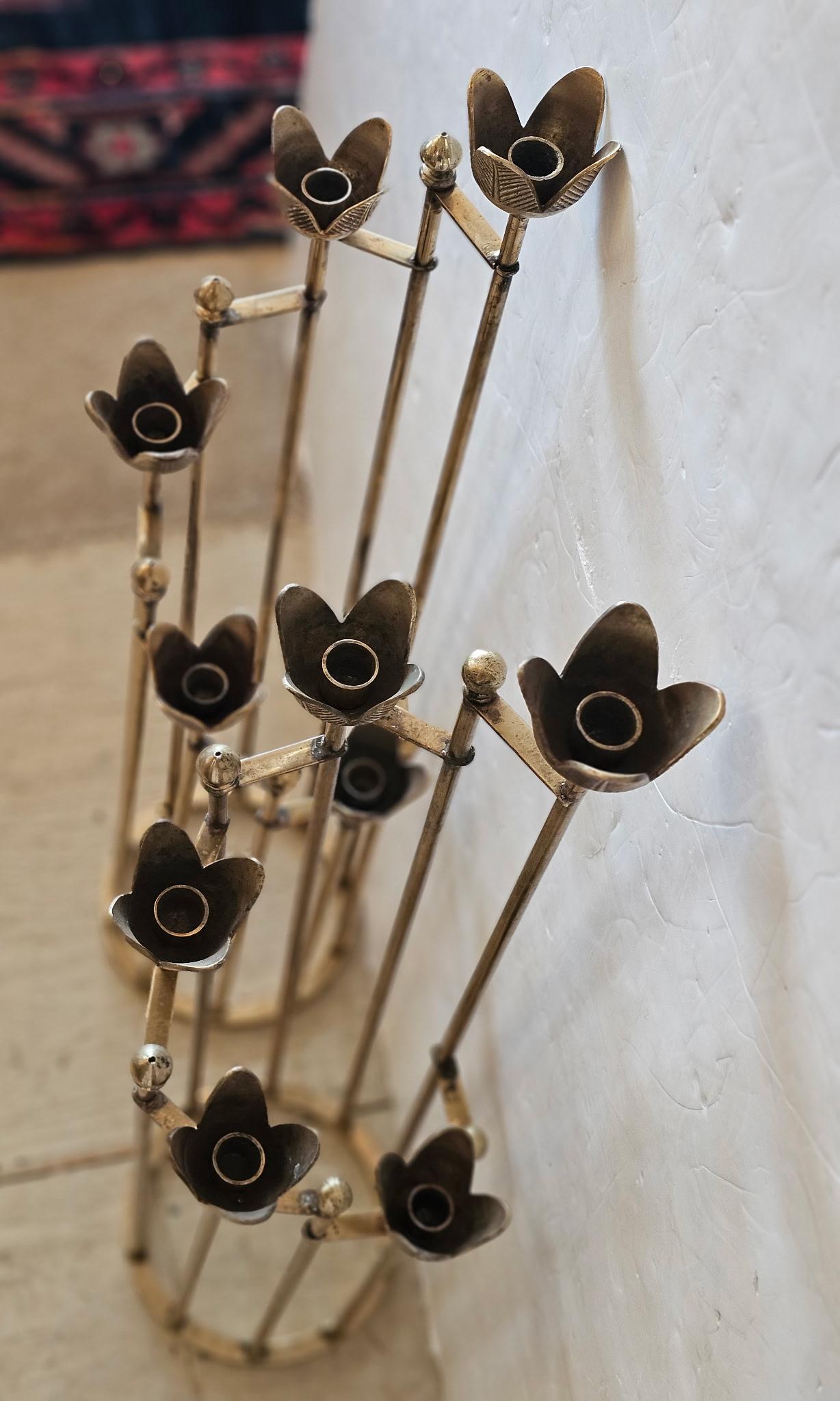 Ottone Incredibile coppia di candelabri con motivo floreale in ottone in vendita