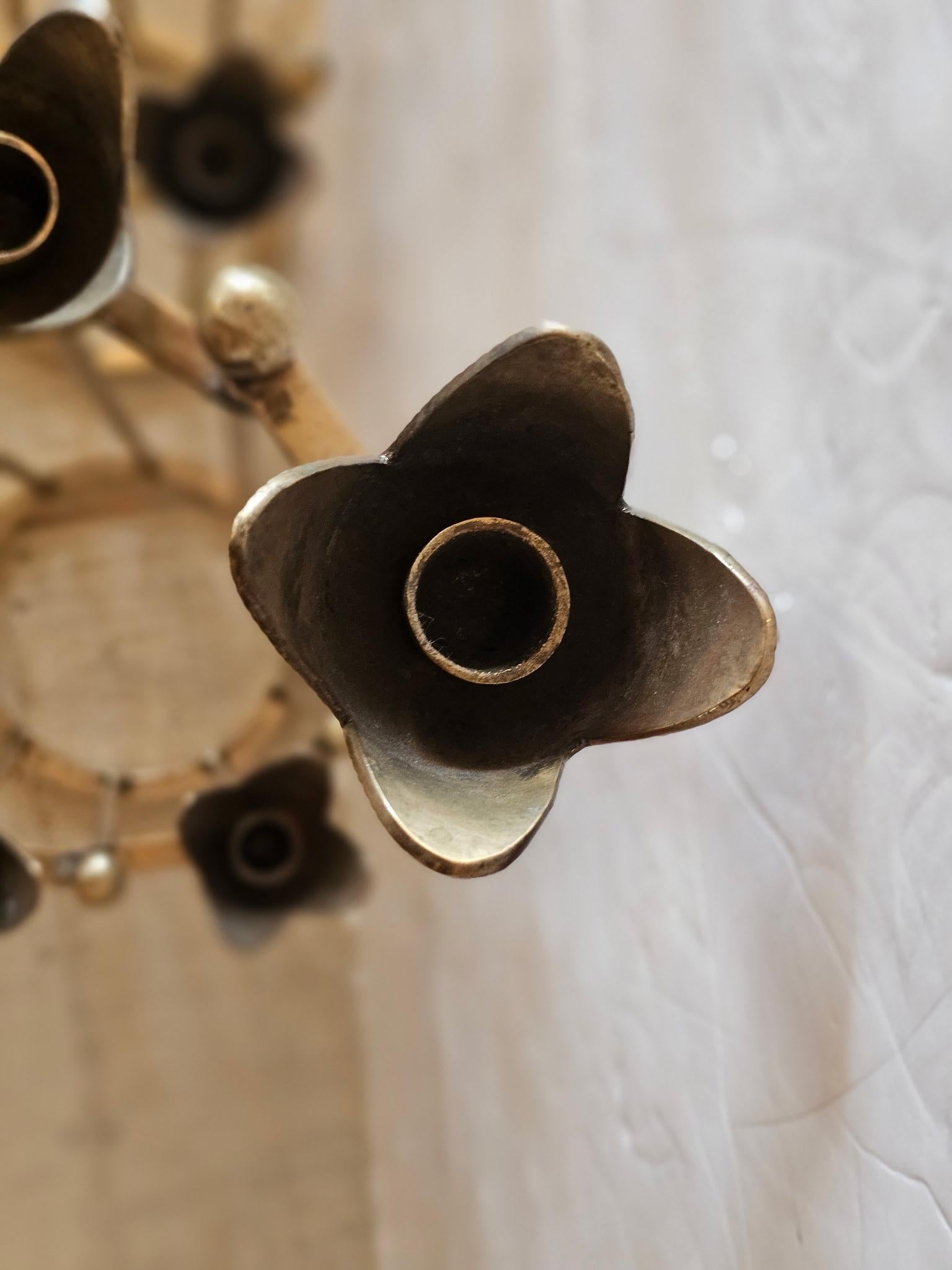 Incredibile coppia di candelabri con motivo floreale in ottone in vendita 1