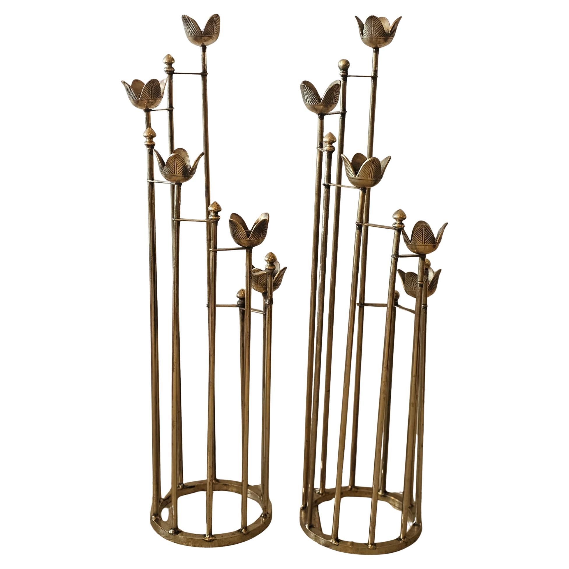 Incredibile coppia di candelabri con motivo floreale in ottone in vendita