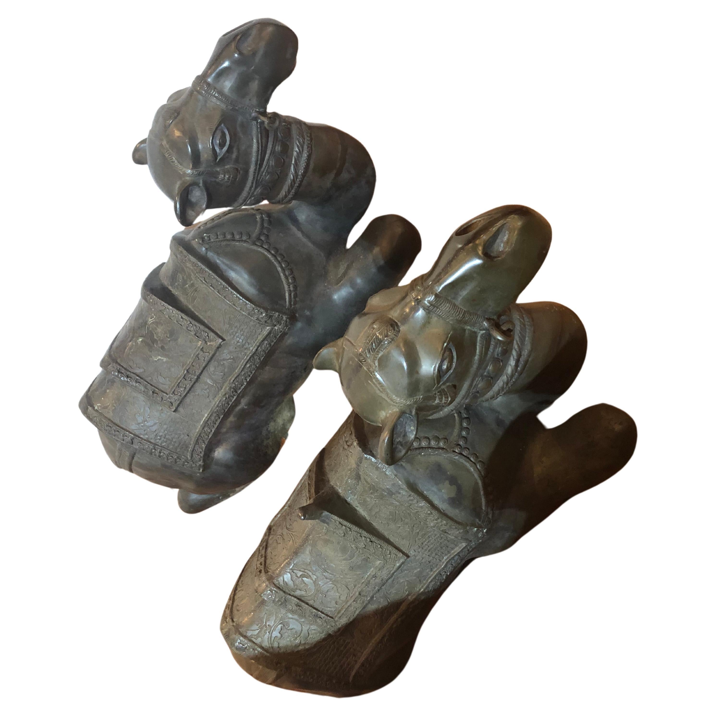Rara coppia di impressionanti cammelli in bronzo fuso con dettagli meticolosi e una bella patina scura.  Ideale per l'interno o l'esterno.
13h alla sommità della sella