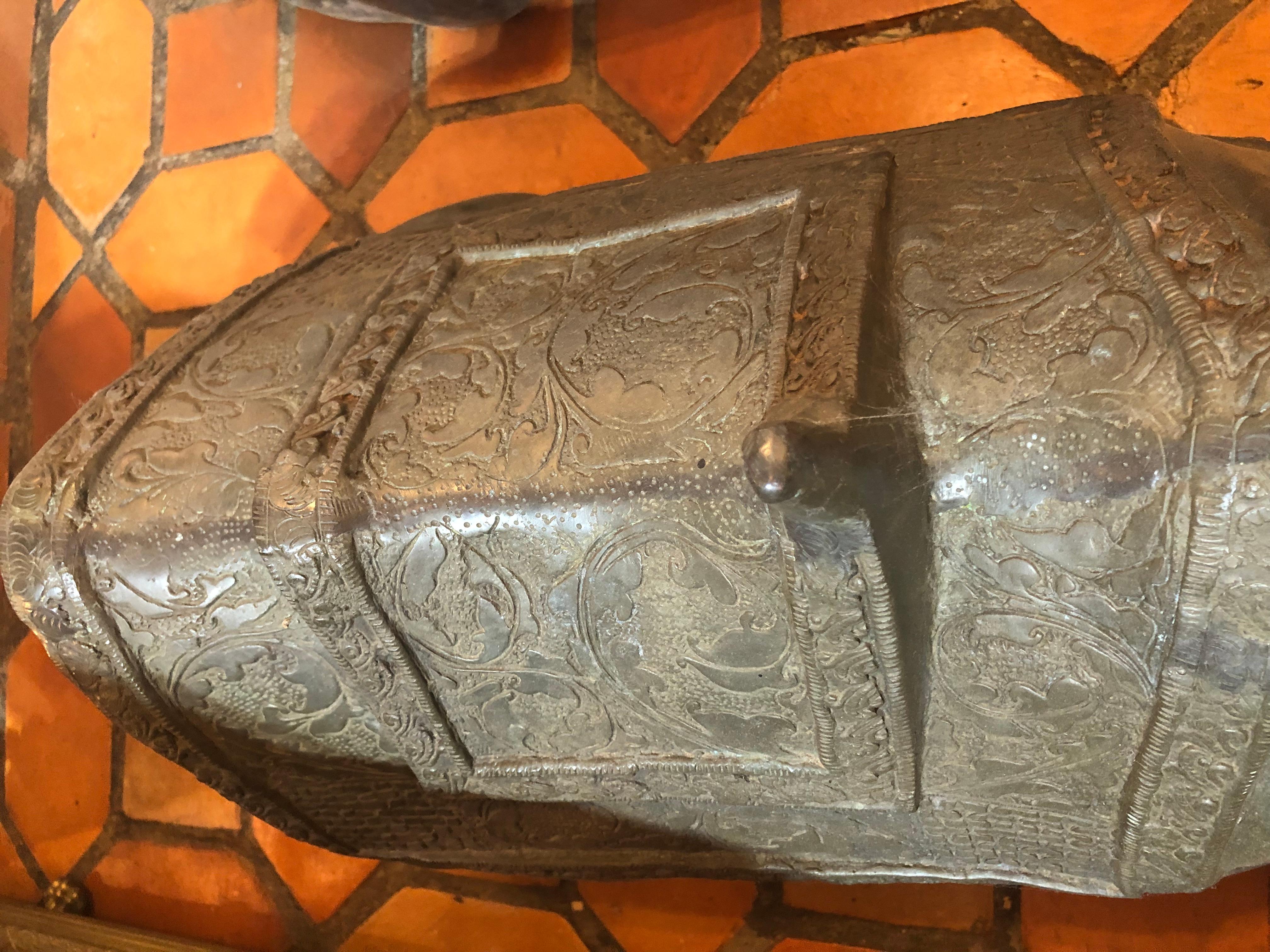 Incredibile coppia di cammelli reclinabili in bronzo fuso In condizioni buone in vendita a Hopewell, NJ