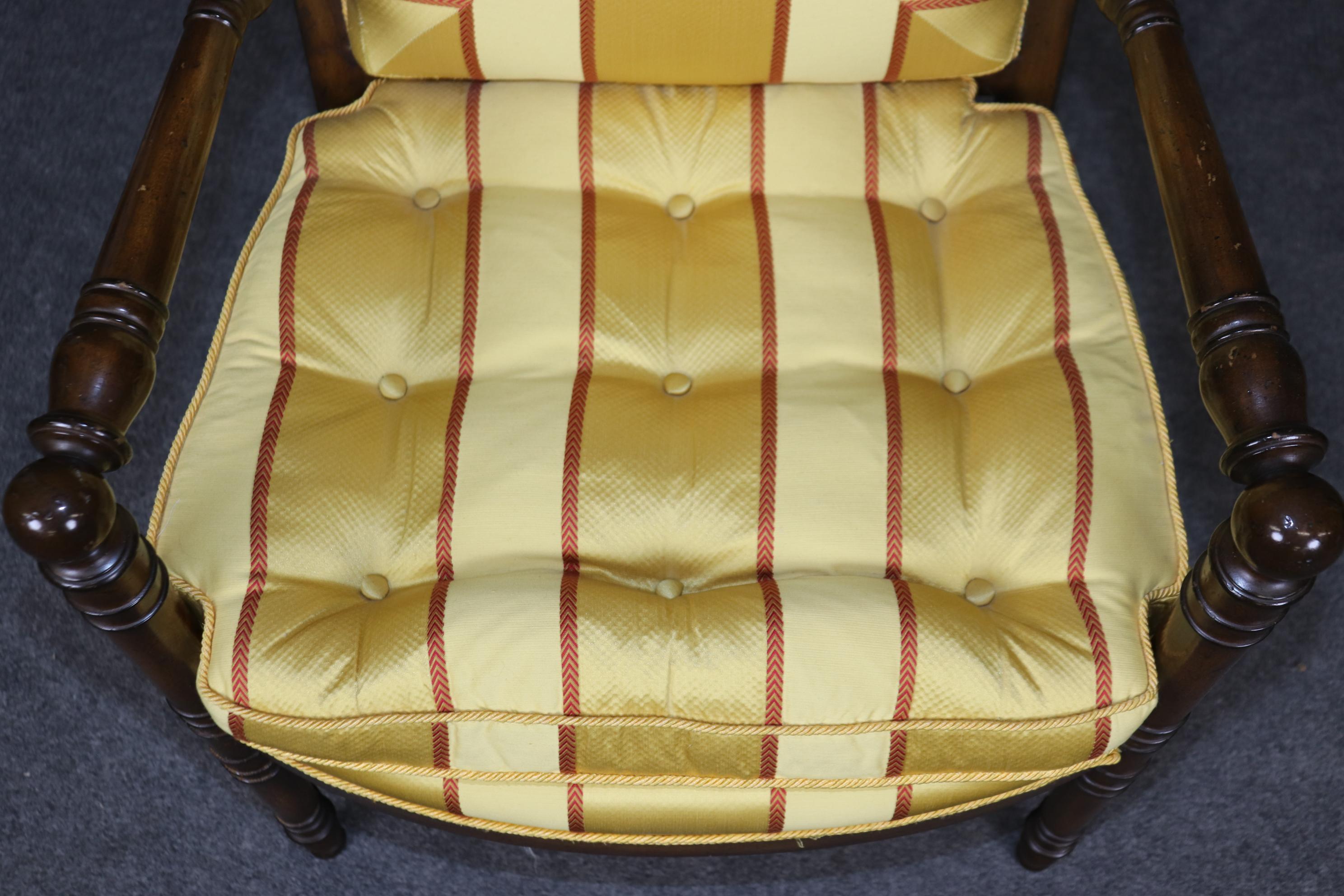 Incroyable paire de chaises en noyer et en Bergère jaune de style Empire français en vente 3