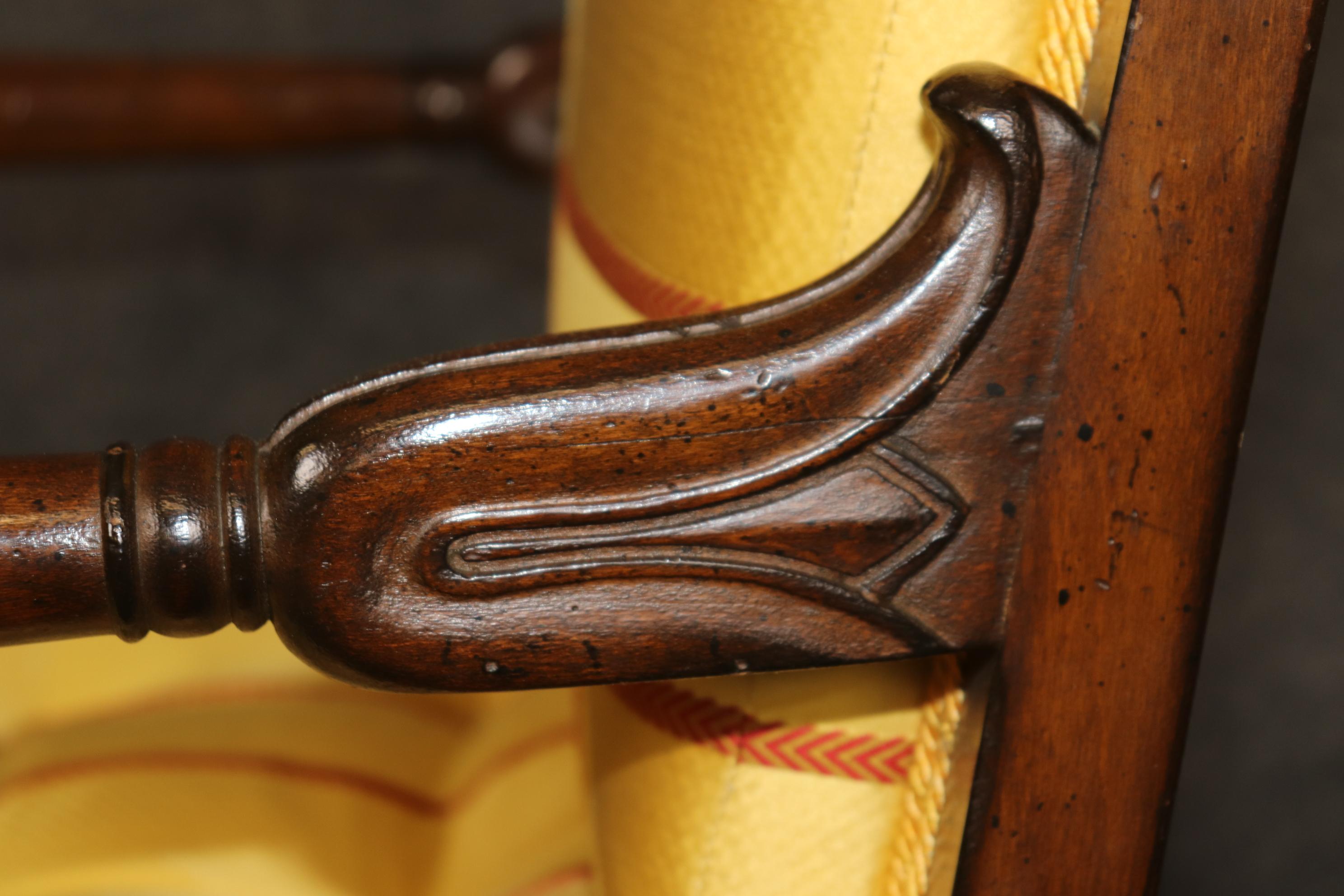 Incroyable paire de chaises en noyer et en Bergère jaune de style Empire français en vente 4