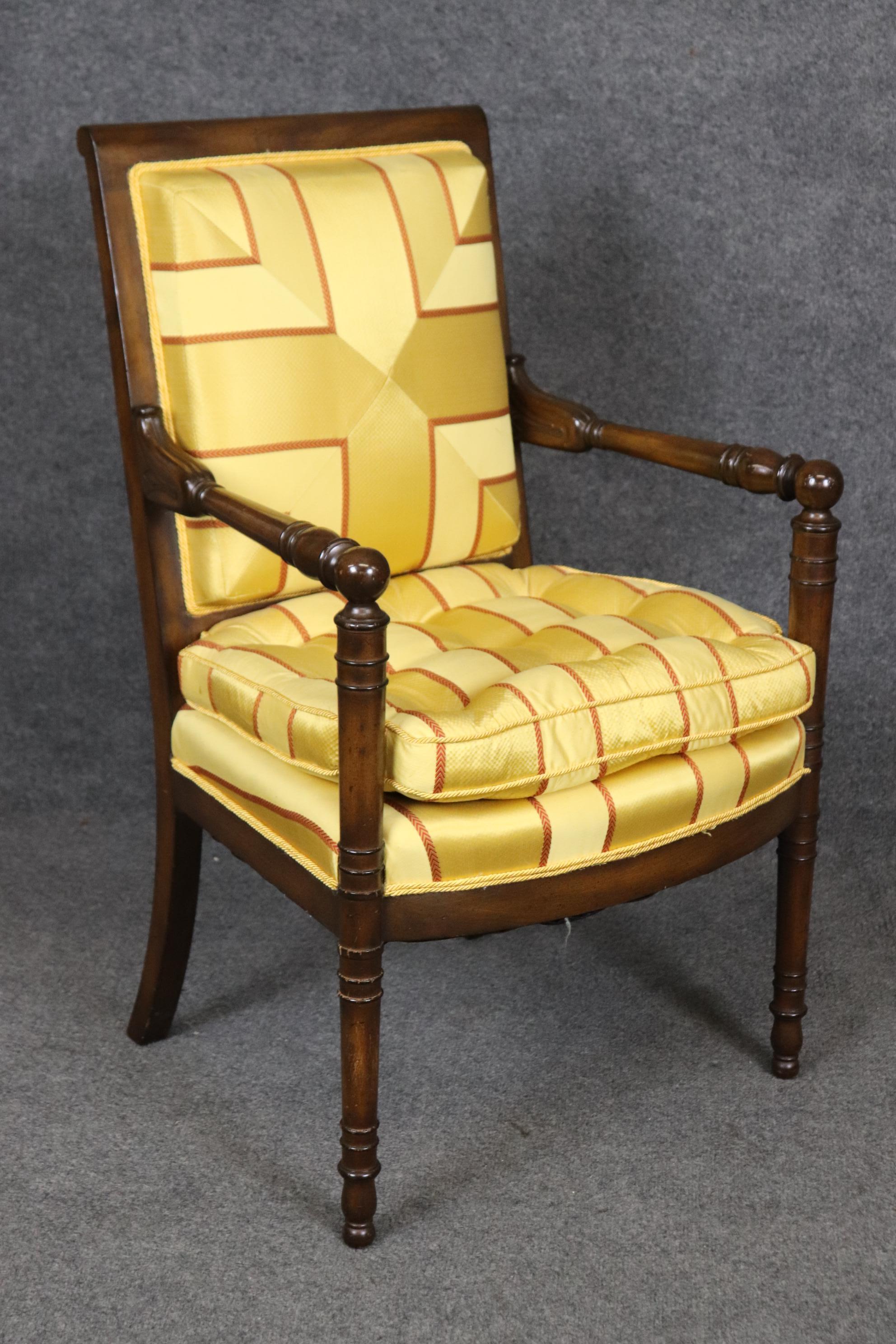Il s'agit d'une paire de chaises bergères vibrantes et magnifiques, avec une tapisserie jaune vif qui pourrait être de la soie, bien que je ne puisse pas l'affirmer, mais qui ressemble vraiment à de la soie. Les chaises sont en bon état et sont plus