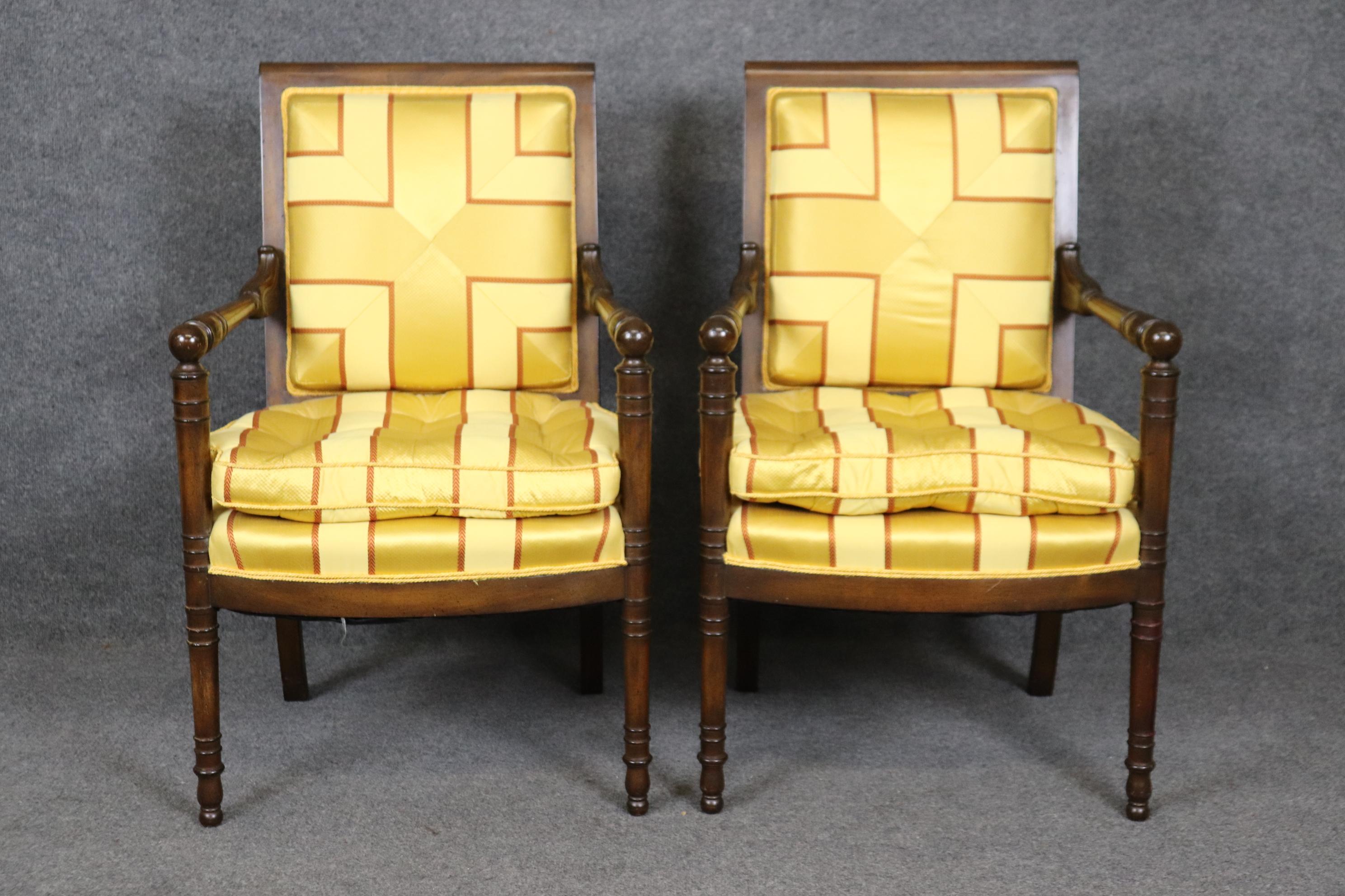 Néo-empire Incroyable paire de chaises en noyer et en Bergère jaune de style Empire français en vente