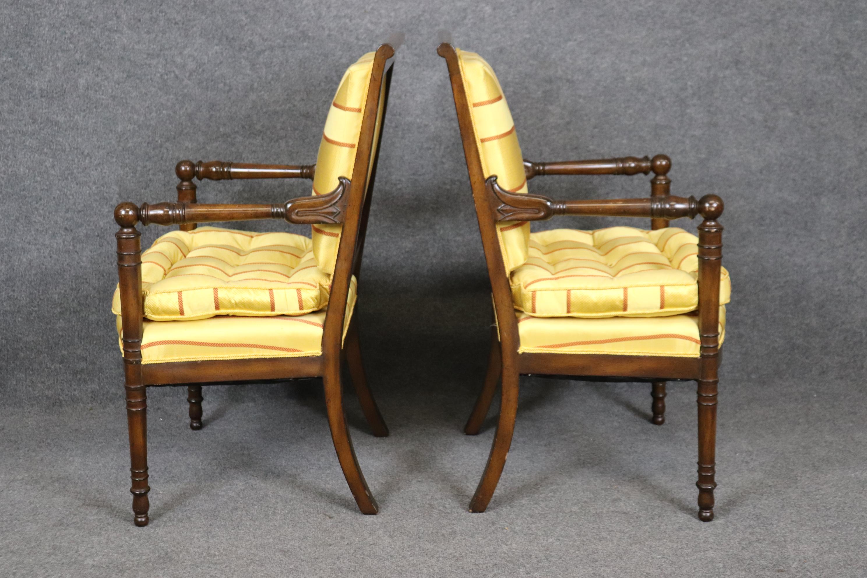 Français Incroyable paire de chaises en noyer et en Bergère jaune de style Empire français en vente