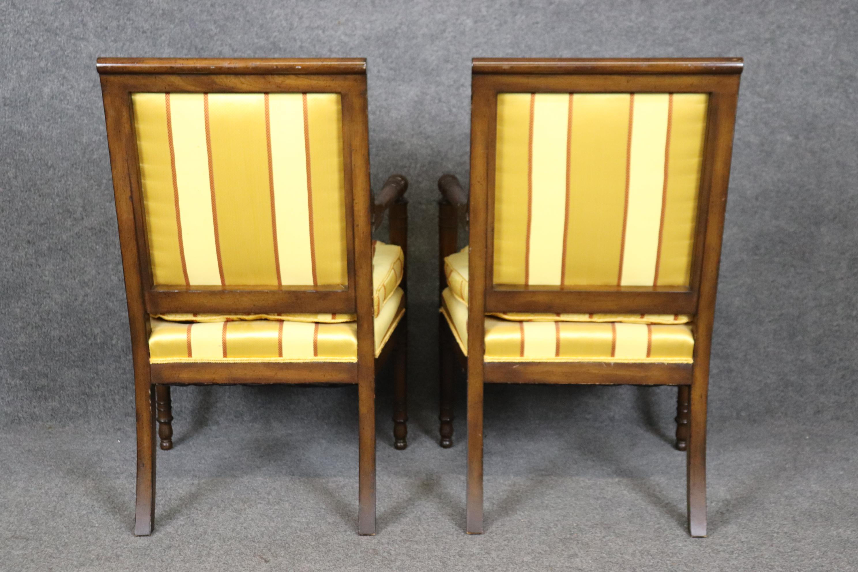 Incroyable paire de chaises en noyer et en Bergère jaune de style Empire français Bon état - En vente à Swedesboro, NJ