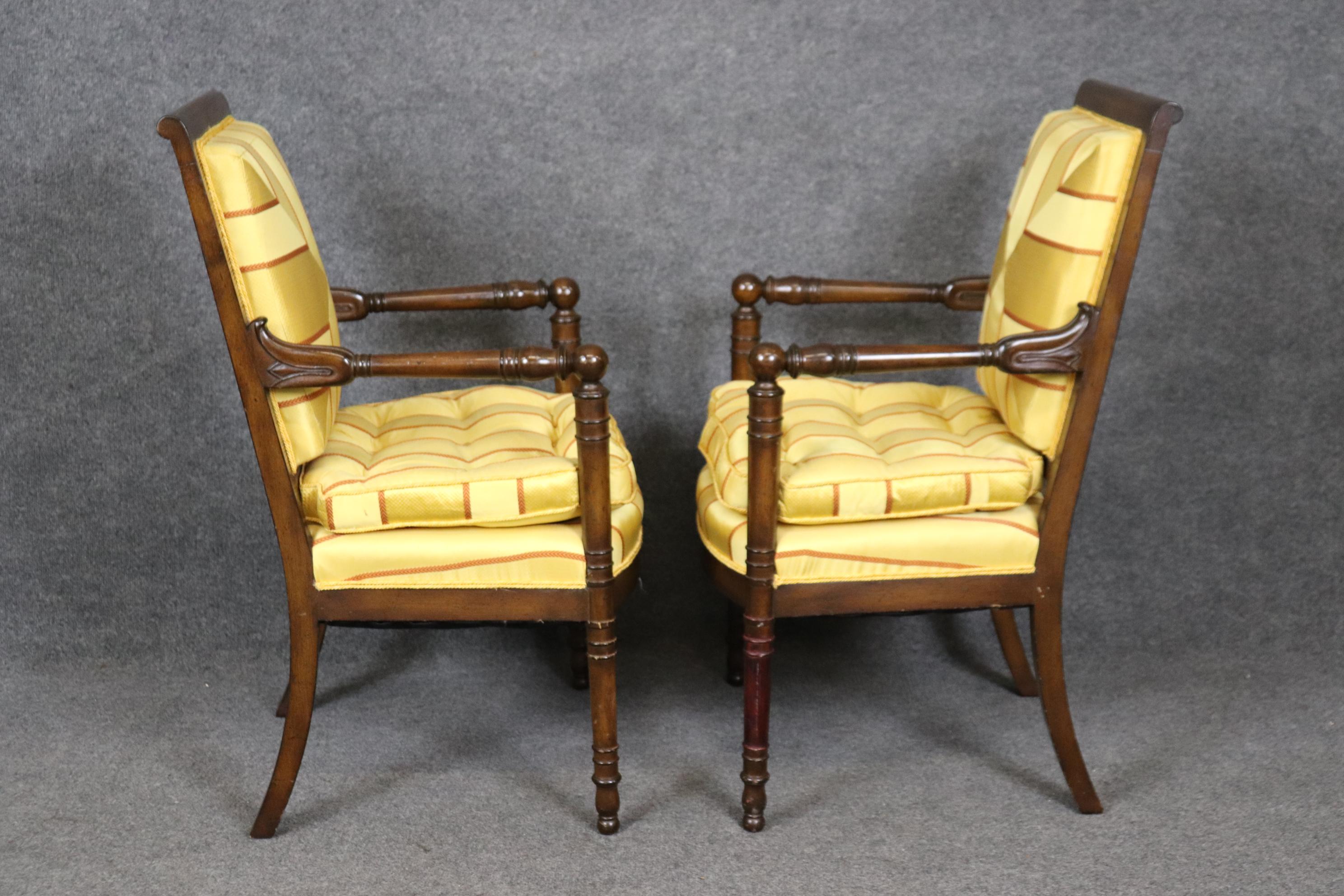 Milieu du XXe siècle Incroyable paire de chaises en noyer et en Bergère jaune de style Empire français en vente