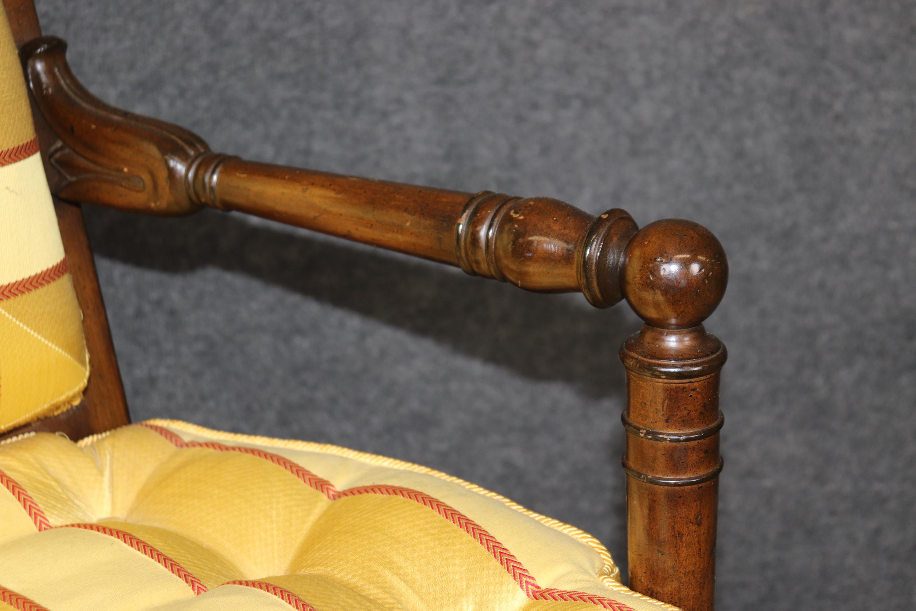 Noyer Incroyable paire de chaises en noyer et en Bergère jaune de style Empire français en vente