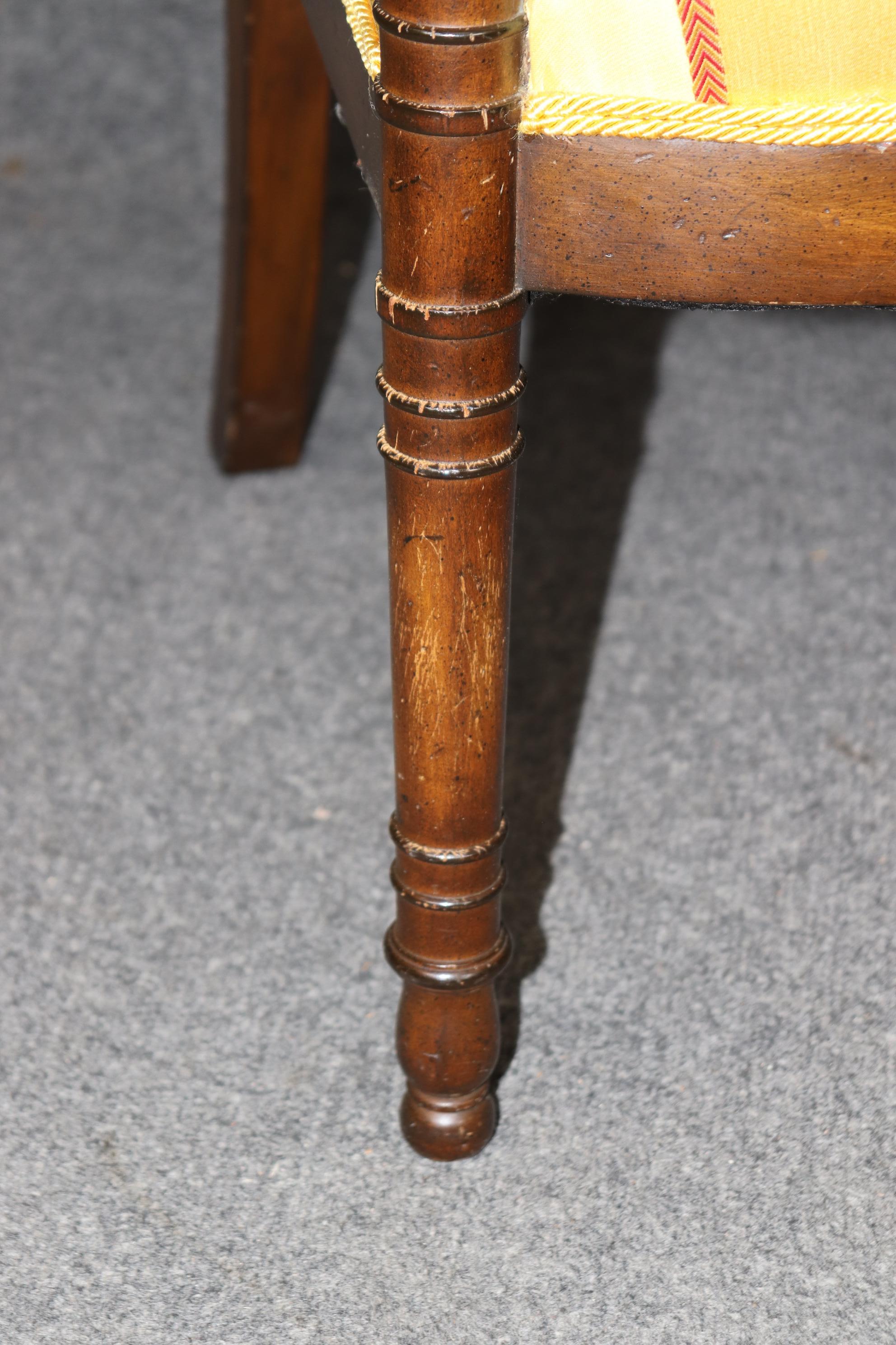 Incroyable paire de chaises en noyer et en Bergère jaune de style Empire français en vente 1