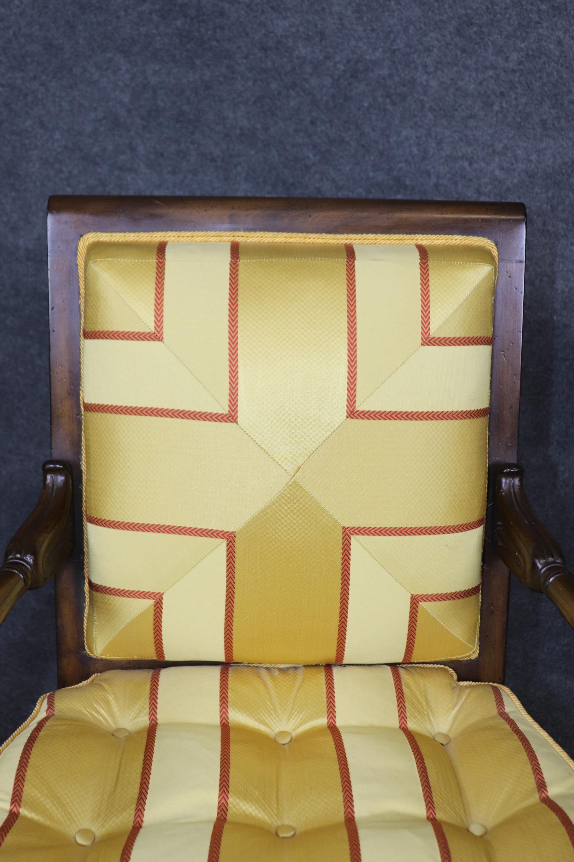 Incroyable paire de chaises en noyer et en Bergère jaune de style Empire français en vente 2