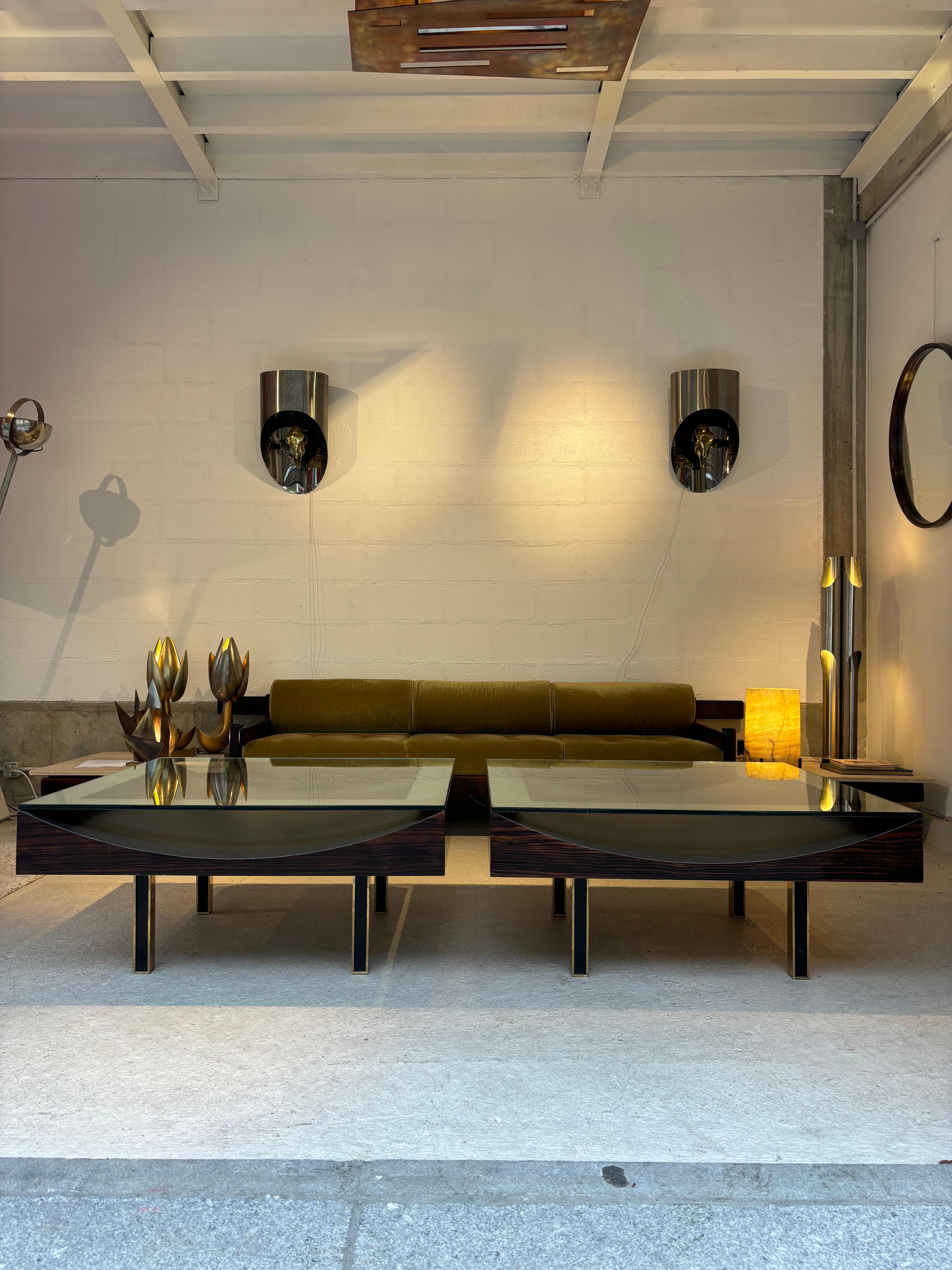 Incroyable paire de table basse provenant de la résidence royale Belge à Geneve,
Nos tables sont une commande spéciale exécutées en 1967 