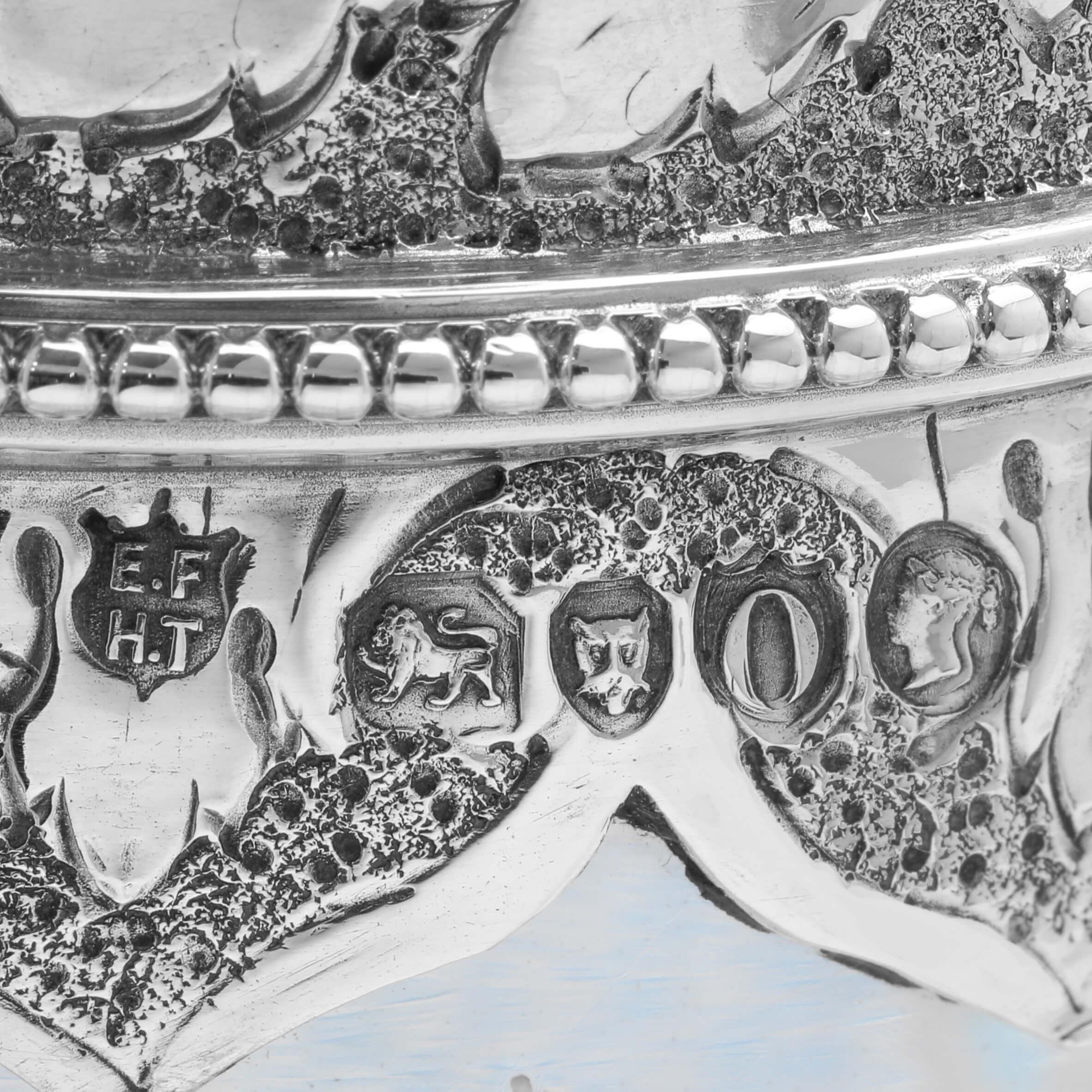 Incredibile coppia di caraffe di Claret vittoriane in argento Sterling realizzate a Londra nel 1889 in vendita 1