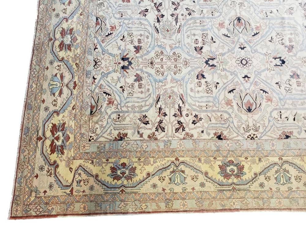 Il s'agit d'un magnifique tapis fait à la main avec un motif ancien et rustique. Il a de belles couleurs qui sont faciles à travailler dans n'importe quel cadre et dans les couleurs environnantes. Il faut environ deux ans à quatre tisserands pour