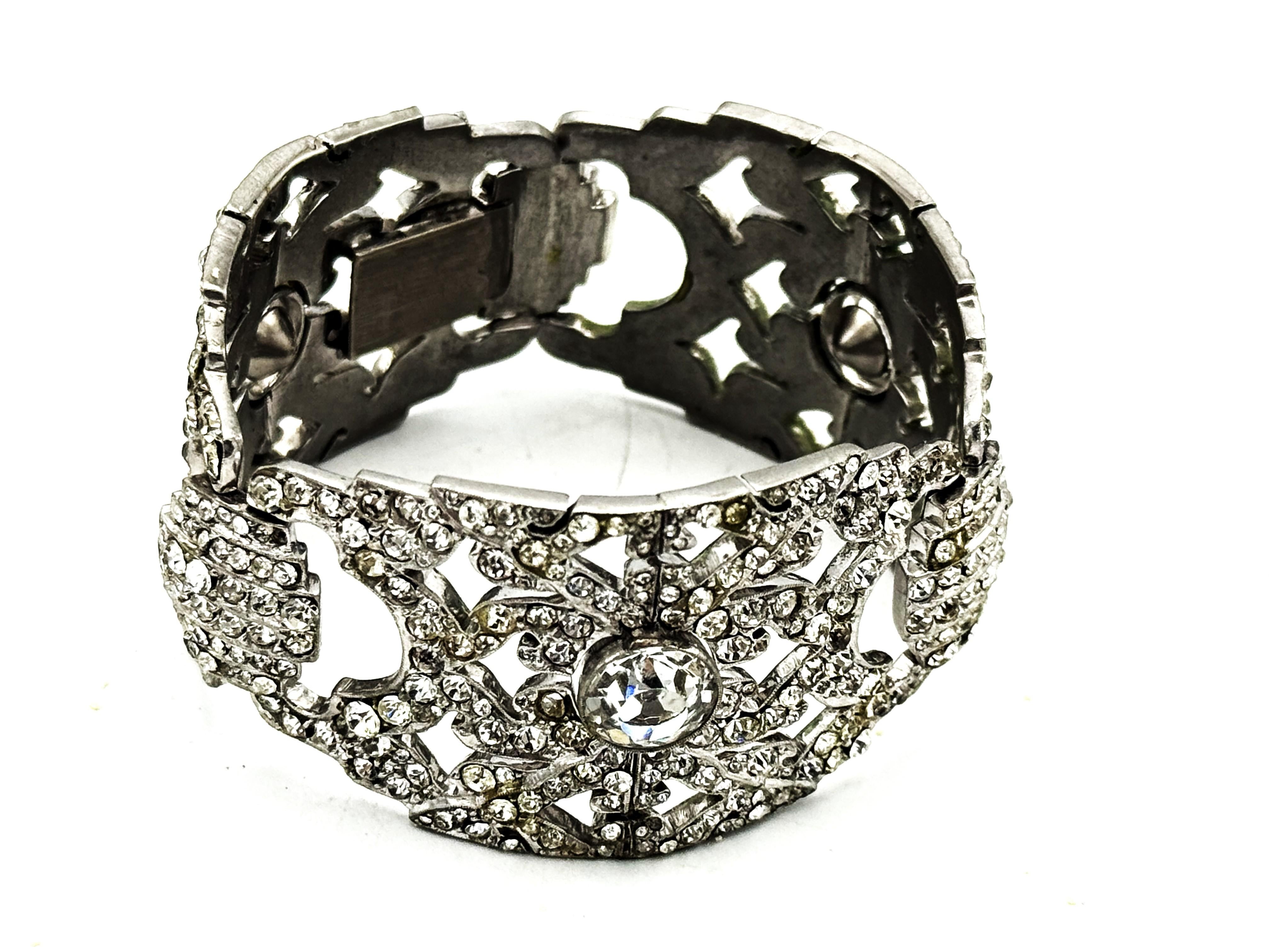 Incroyable, exquis bracelet de passé de navire de travail, composé de trois pièces ovales en pâte, France 1930/40s

Dimensions 
Longueur du bracelet 18 cm - Largeur  3.3 cm 

Caractéristiques :
- Bracelet Past serti
- 3 ovales avec une grande pierre