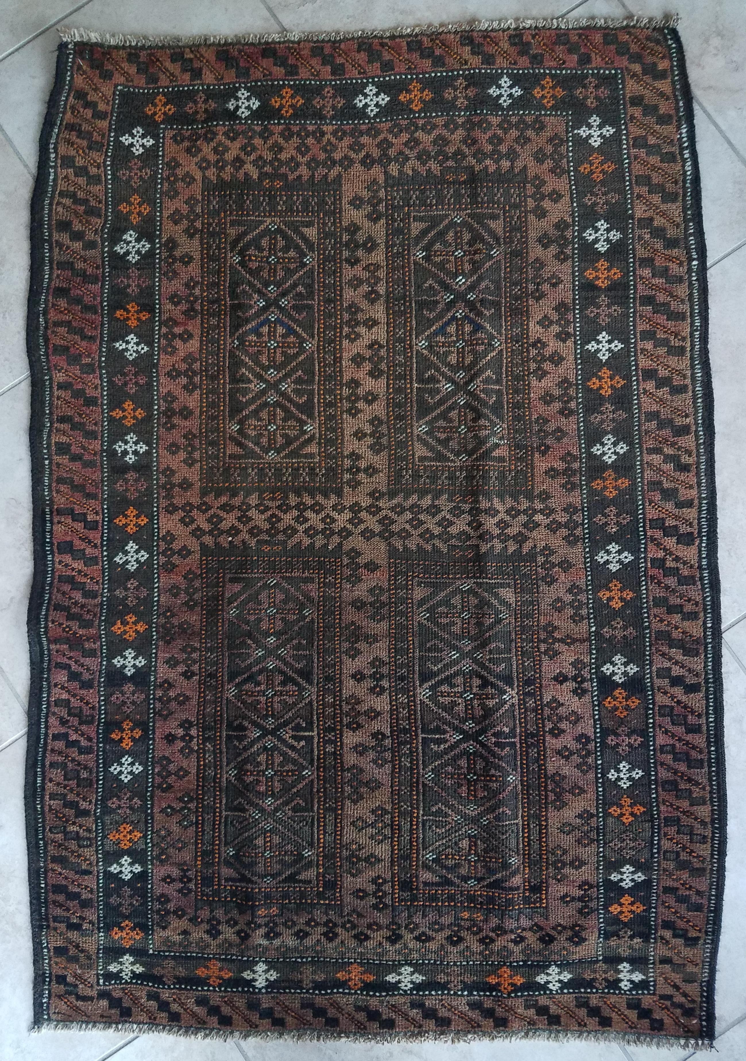 Stunning Oriental area rug measuring approximately 60