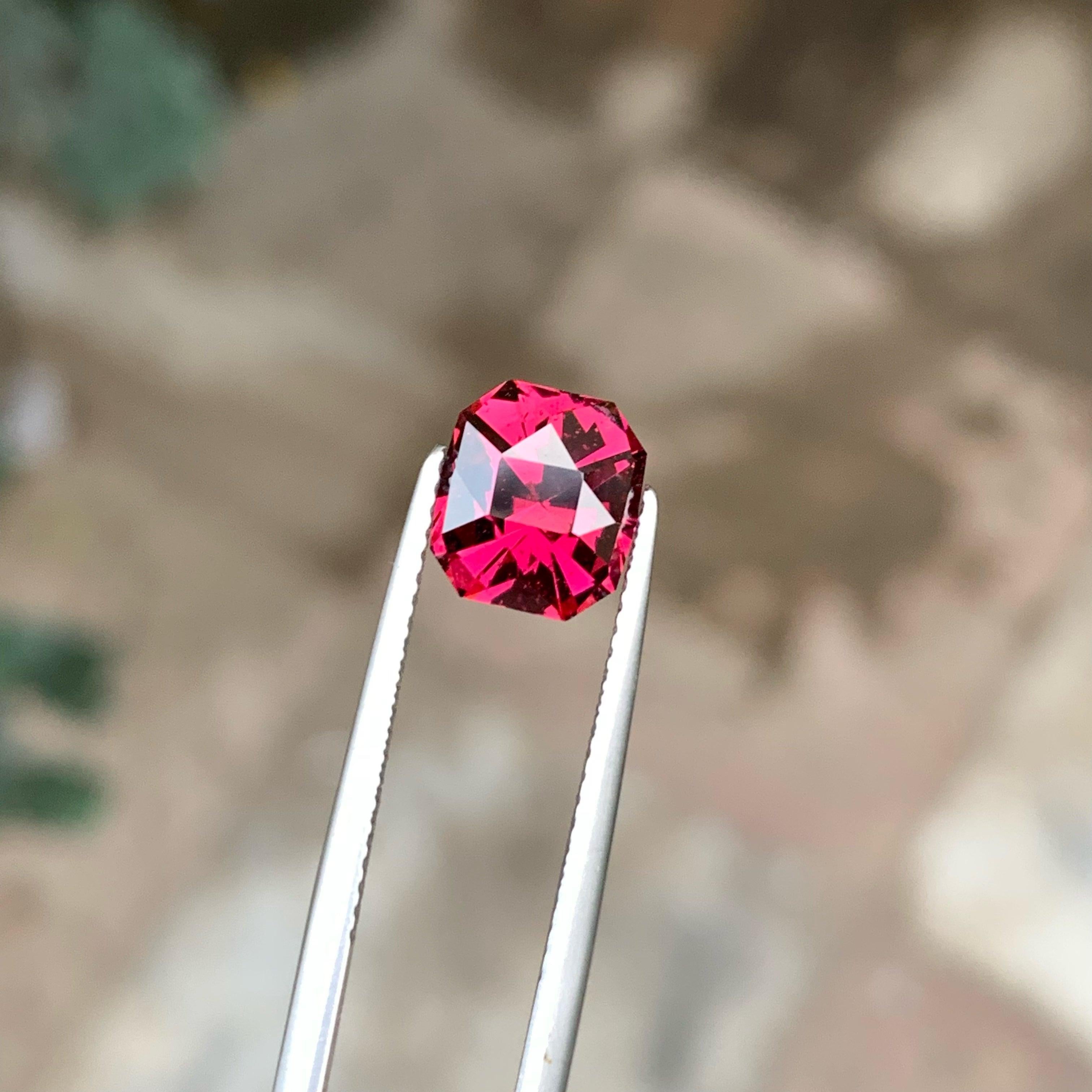 Unglaublicher rosaroter Granatstein, verfügbar für Verkauf am ganzen Verkaufspreis natürliche hohe Qualität 3.05 Karat Vvs Reinheit loser Granat von Malawi.

Informationen zum Produkt:
GEMSTONE NAME: Unglaublich  Rosa-roter Granatstein
GEWICHT:	3,05