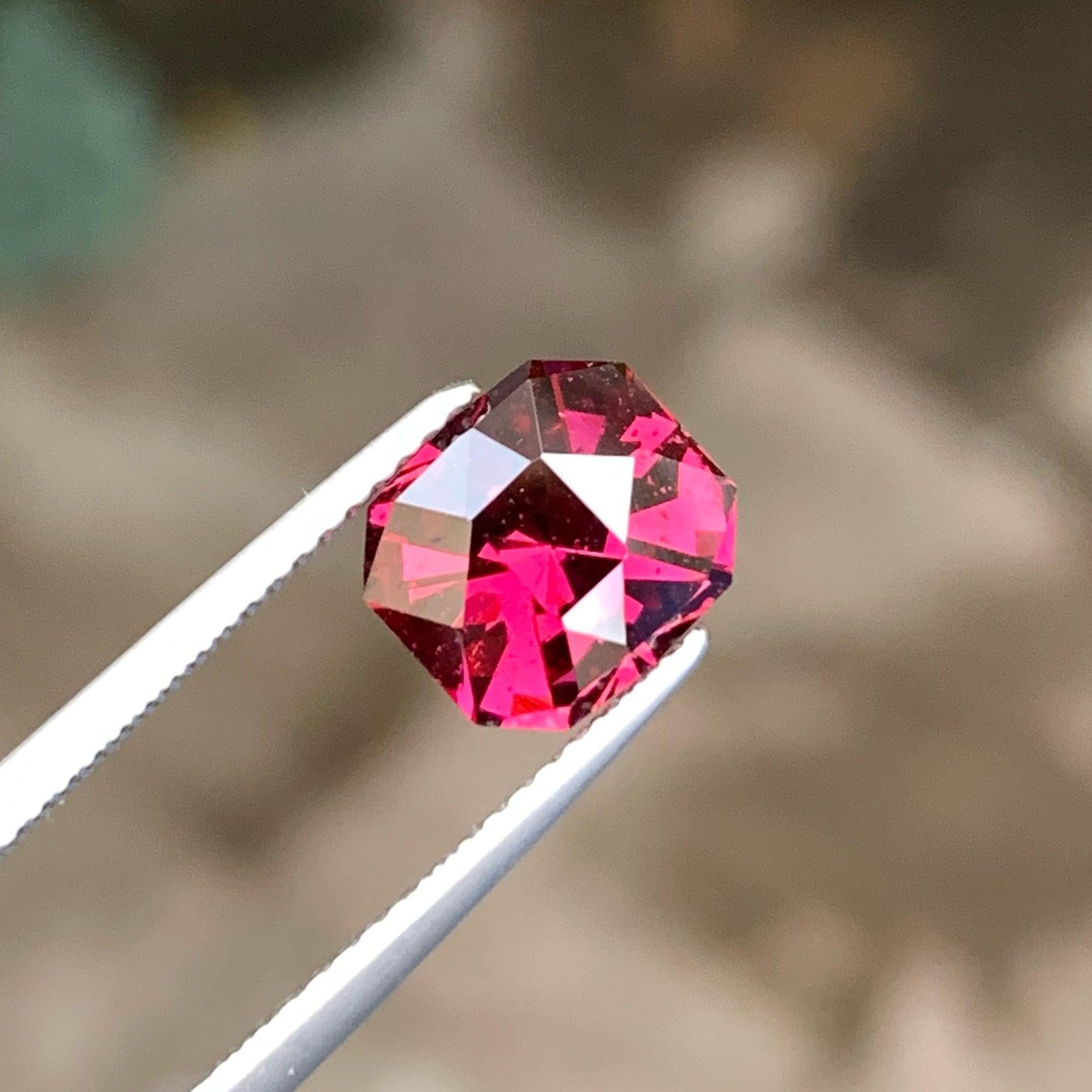 Unglaublicher rosa-roter Granatstein mit 3,05 Karat Granat-Edelstein aus Malawi für Damen oder Herren im Angebot