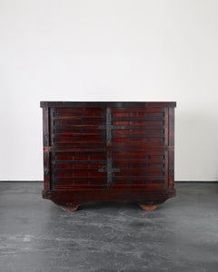 Unglaublicher, rustikaler XL-Tansu-Schrank mit Rädern aus dem 19. Jahrhundert im Kurma-Stil, Wabi-Sabi