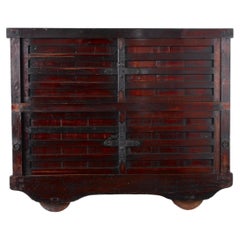 Unglaublicher, rustikaler XL-Tansu-Schrank mit Rädern aus dem 19. Jahrhundert im Kurma-Stil, Wabi-Sabi