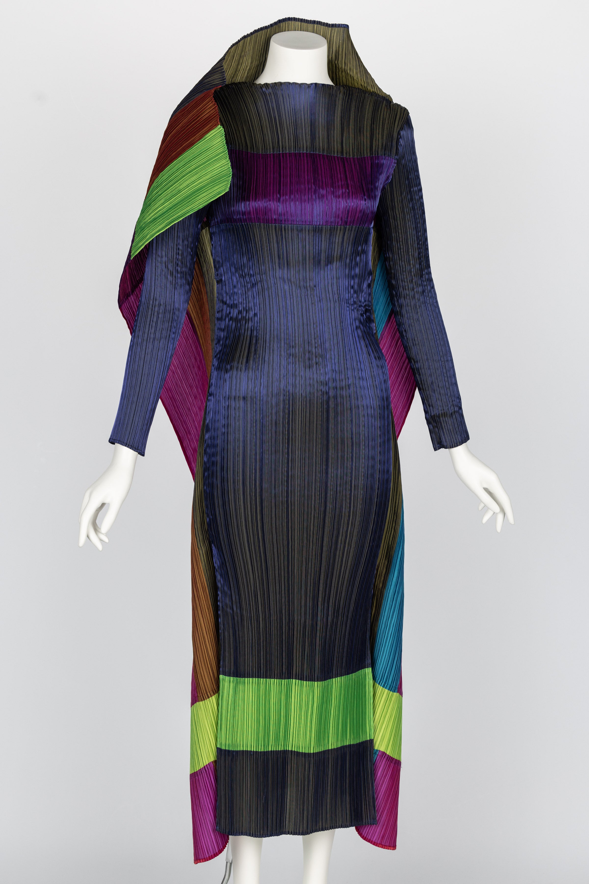 Le designer futuriste Issey Miyake est passé maître dans l'art de créer des œuvres d'art sculpturales en tissu. Son découpage innovant des motifs et son utilisation caractéristique du micro-plis donnent à ses vêtements une forme A unique. En tant