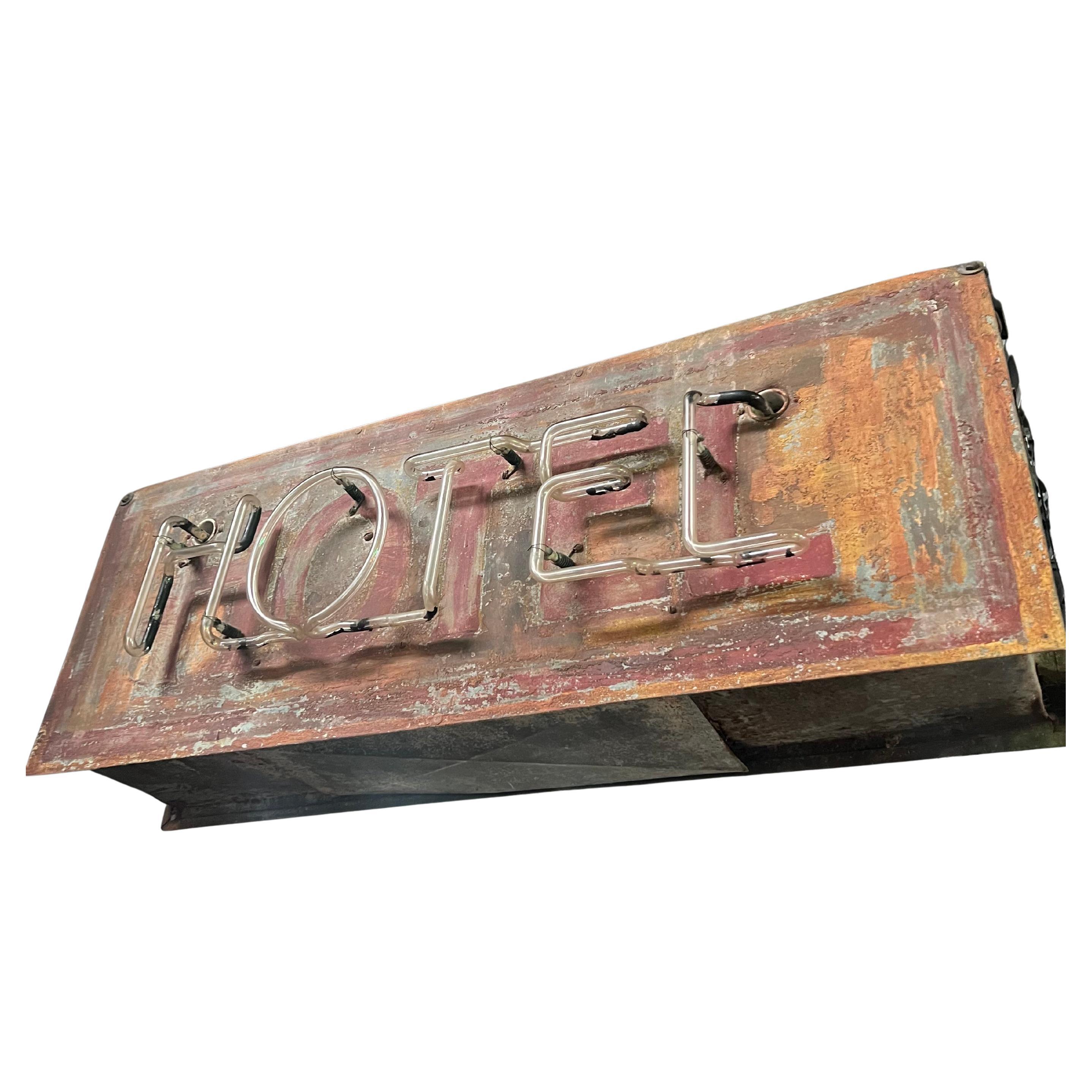 Insegna al neon di un hotel vintage, unica nel suo genere, montata su due lati su una scatola orizzontale di latta.  È un'opera d'arte scultorea.  Appena ricablata con un cavo da 12 piedi. 
Corde con spina standard.