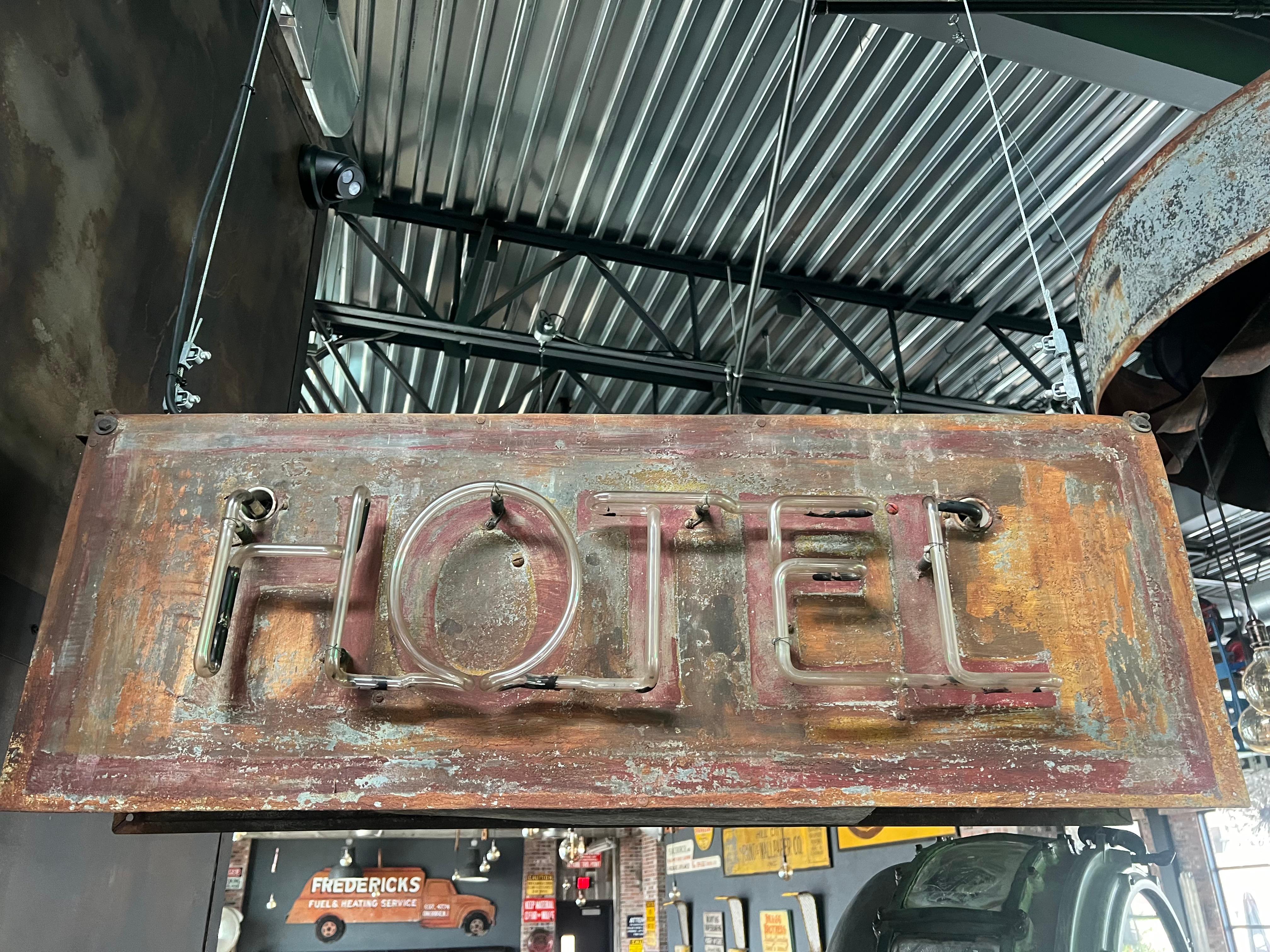 Metà XX secolo Incredibile e rara insegna al neon di un hotel d'epoca in vendita