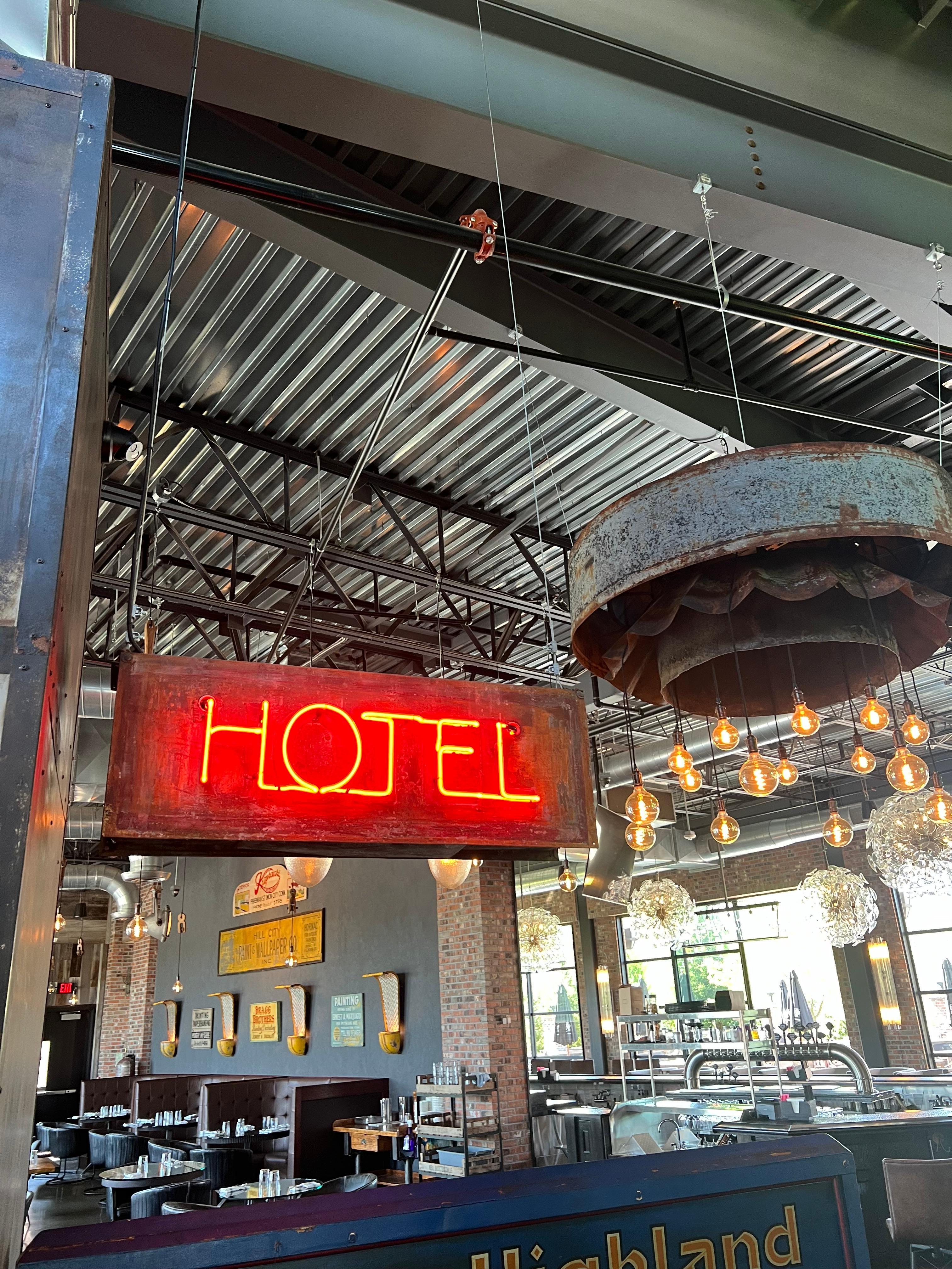 Incredibile e rara insegna al neon di un hotel d'epoca in vendita 1